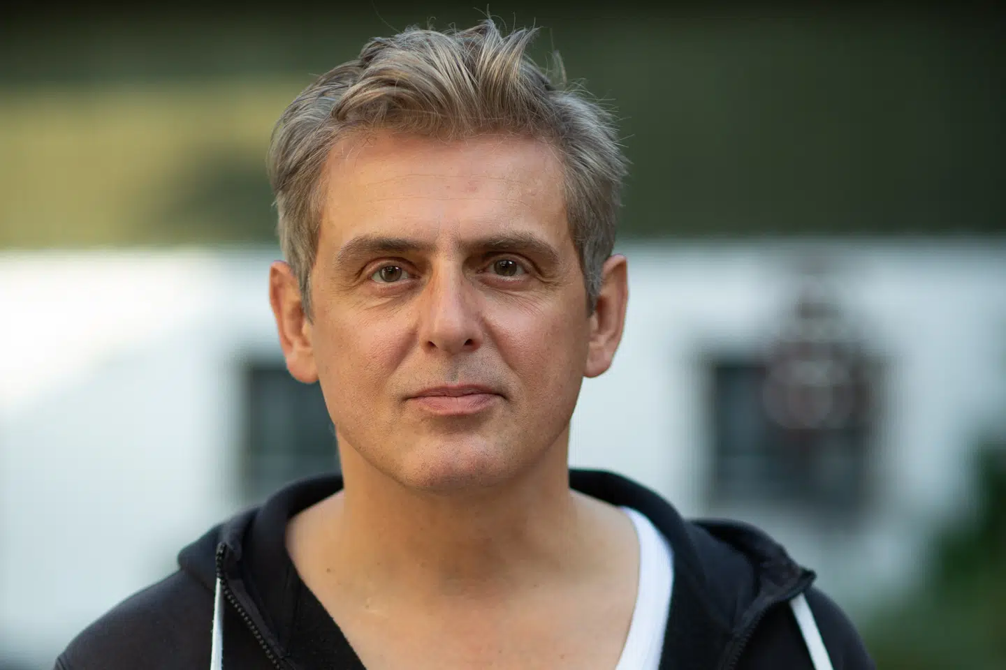 Erfaring er ikke umiddelbart noget, skuespiller Dejan Cukic mangler efter over 30 år i faget. Men hvis han ikke skulle have været skuespiller, så skulle han have haft en lille restaurant i hjertet af København, hvor han kunne servere god vin og fortælle gæsterne anekdoter. Sille Serup/Free