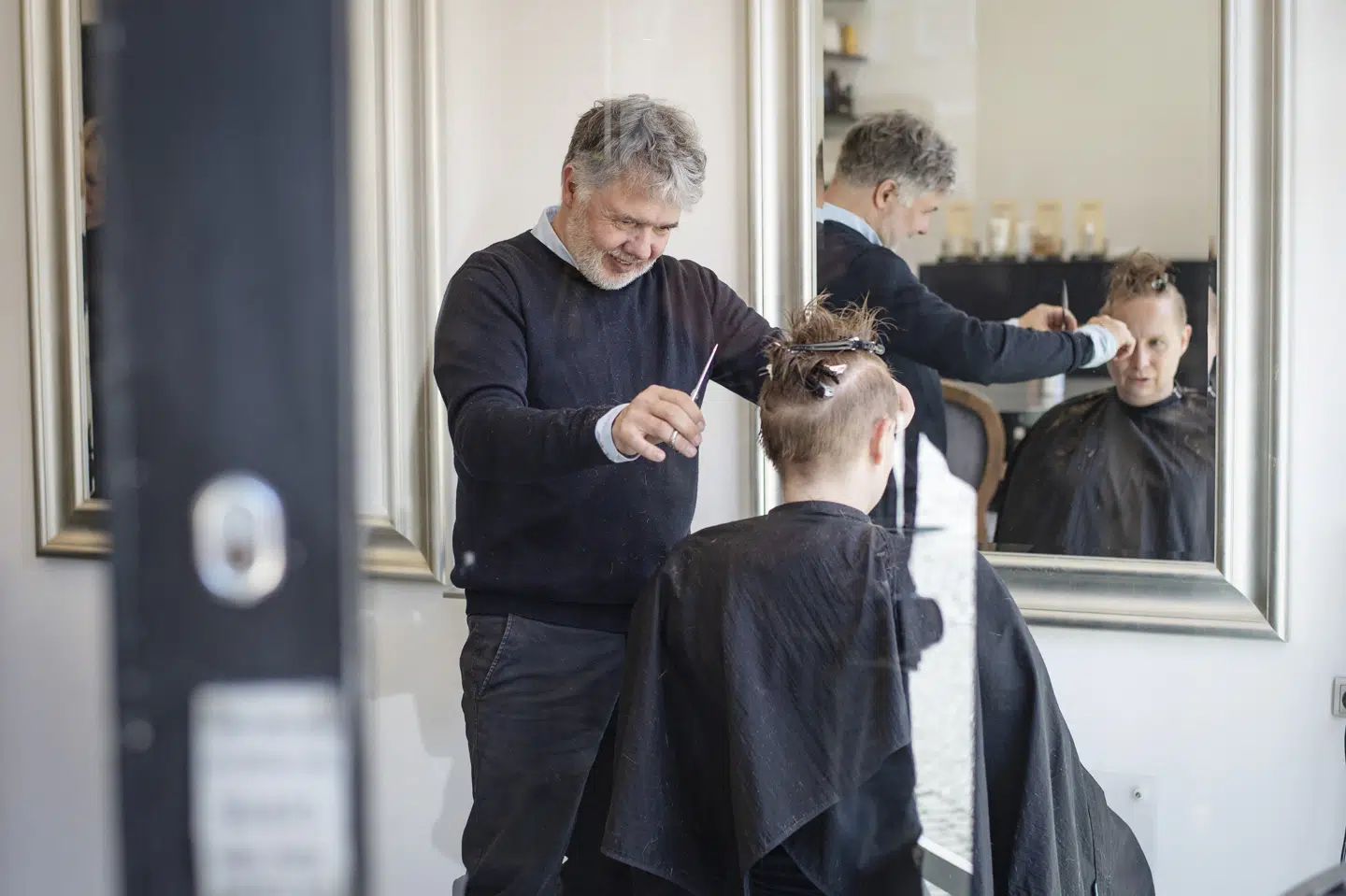 Efter påske får liberale erhverv som frisører lov til igen at modtage under - hvis kunderne kan fremvise en negativ coronatest eller vaccination. (Arkivfoto) Bo Amstrup/Ritzau Scanpix