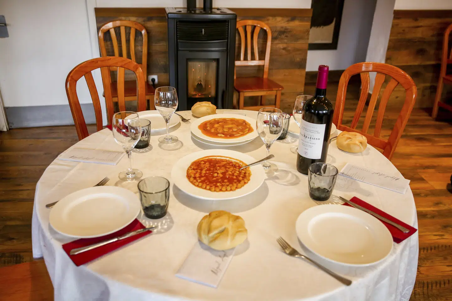 Hvis du skal ud og spise med kniv og gaffel, skal du have et coronapas med, lyder kravet i genåbningsaftalen. (Arkivfoto). Ricardo Rubio/Ritzau Scanpix