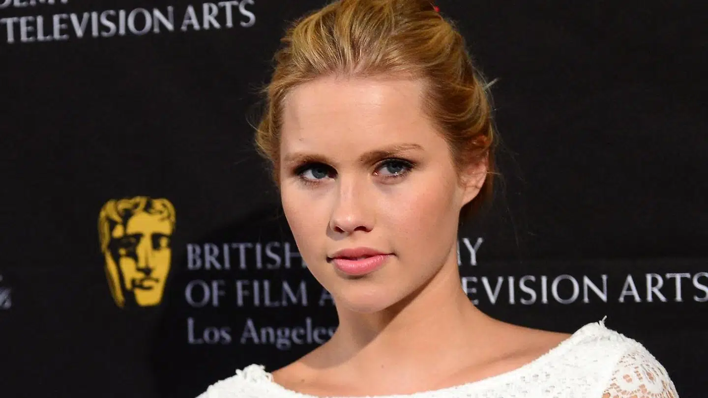 Skuespillerinden Claire Holt langer ud efter Emily Ratajkowski.