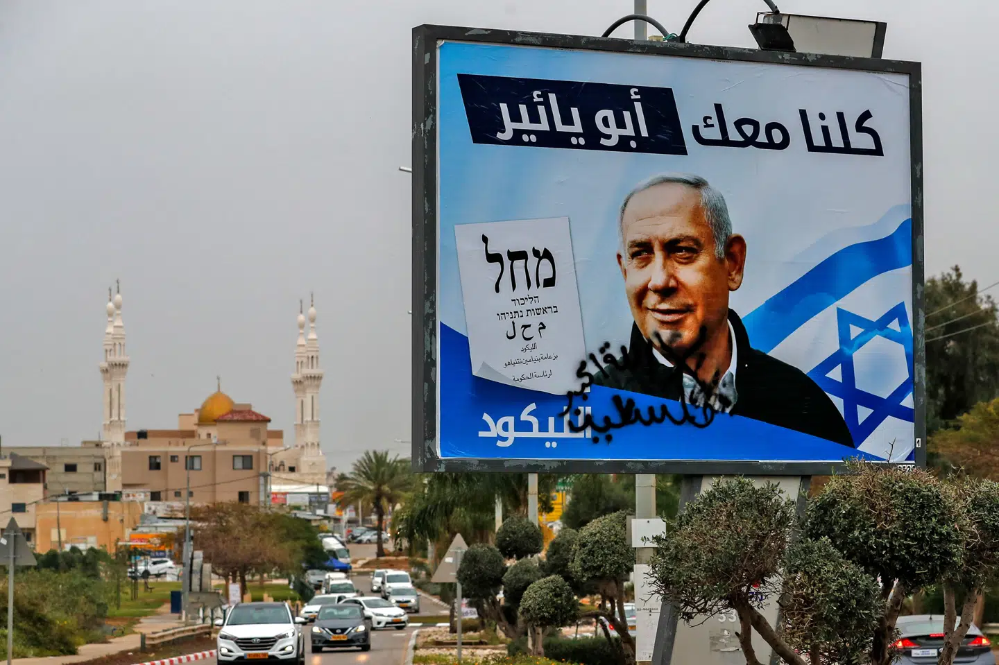 Benjamin Netanyahu har været Israels premierminister siden 2009. Parlamentsvalget er et langt stykke hen ad vejen en folkeafstemning om Netanyahu, der er anklaget for korruption. Men han regnes også for at være en mand, der kan garantere Israels sikkerhed, og han bruger Israels succes med at vaccinere befolkningen i sin valgkamp. Ahmad Gharabli/Ritzau Scanpix