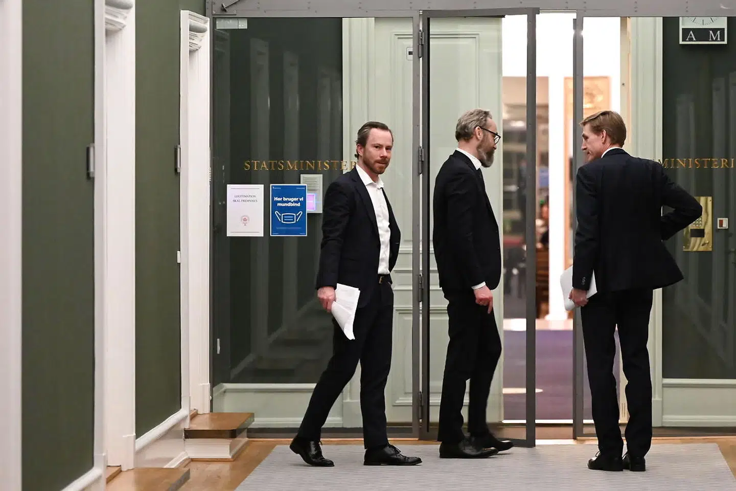 Jakob Ellemann-Jensen fra Venstre, Ole Birk Olesen fra LA og Kristian Thulesen Dahl fra DF. Statsminister Mette Frederiksen (S) og partilederne for Folketingets partier forhandler en langsigtet genåbningsplan på plads på Christiansborg i København, mandag den 22. marts 2021.