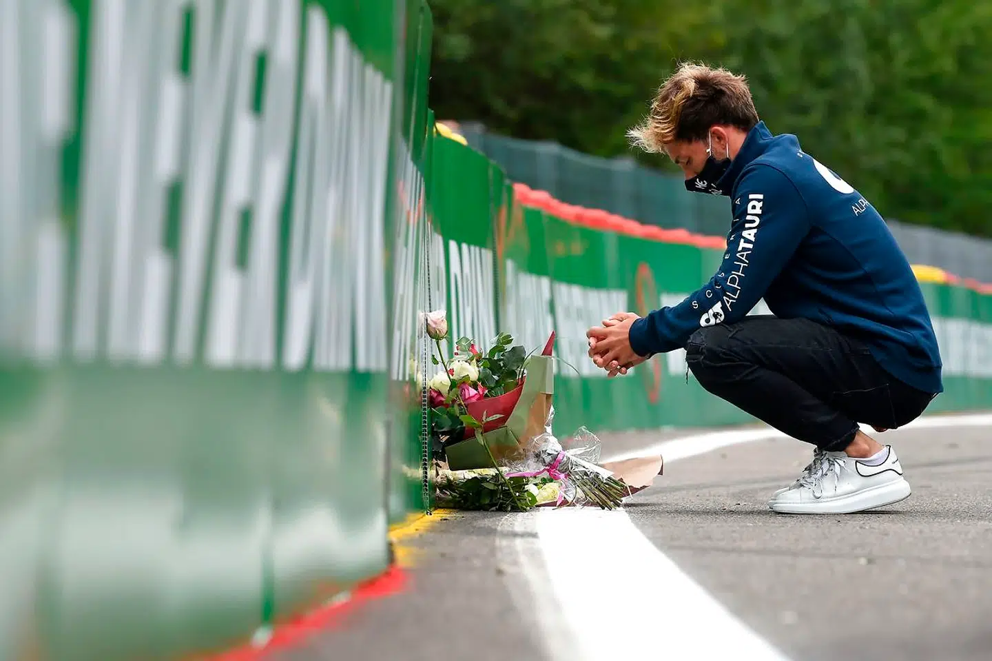 Pierre Gasly lægger blomster ved det sted, hvor hans ven Antoine Hubert omkom. (Photo by JOHN THYS / AFP)