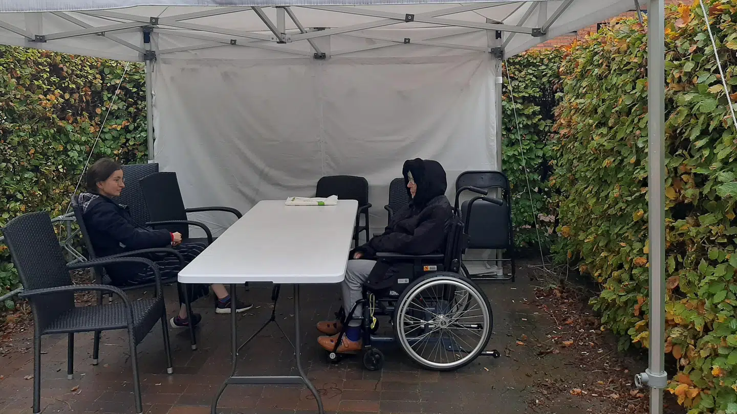Helle Møller Petersen er en af dem, der har været kritisk overfor de besøgsrestriktioner, plejehjemmene har haft. I B.T. fortalte hun om, hvor svært det var for hendes 86-årige, demente, at hun ikke kunne modtage besøg, som hun plejer. Foto: Privat.