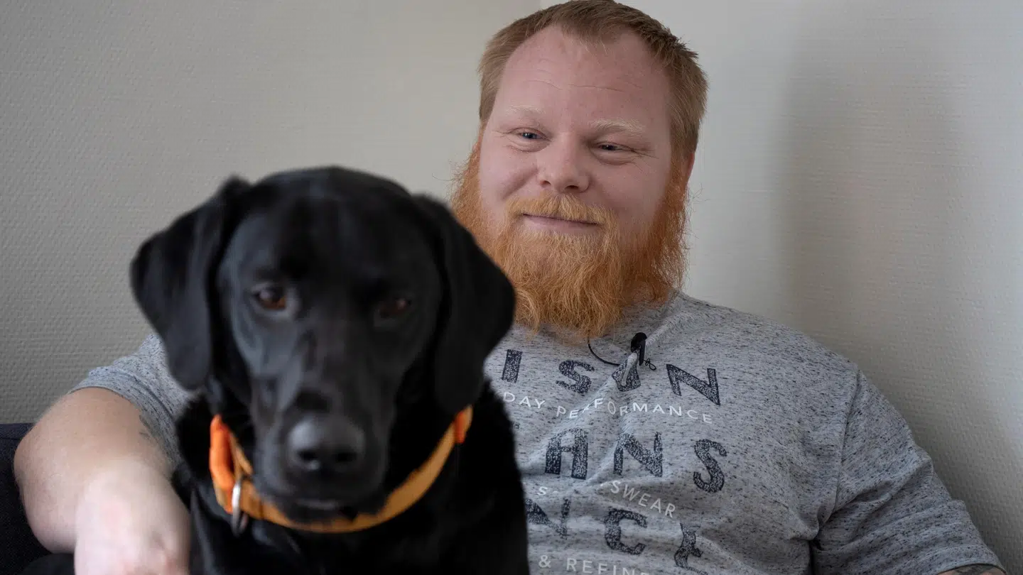 Tristan har fået smilet tilbage hos René, der lider af PTSD. Foto: Sarah Christine Nørgaard/Byrd.