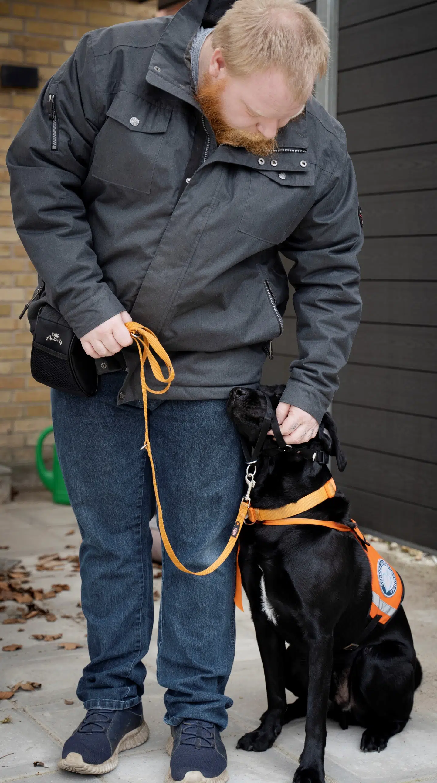 Tristan ved, at når han får sin servicevest på, så er han 'på arbejde' og skal helst ikke forstyrres af andre mennesker end René. Foto: Sarah Christine Nørgaard/Byrd.