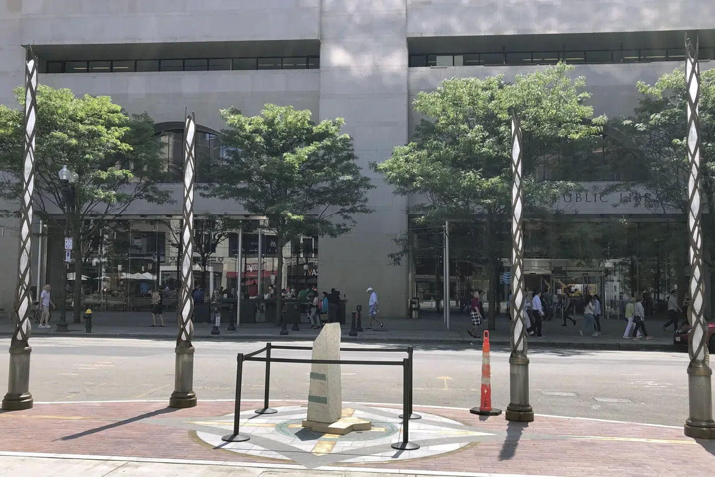 En mindeplads for ofrene ved bombeangrebet i 2013 ses her i Boston. Tre personer blev dræbt ved angrebet (Arkivfoto). Philip Marcelo/Ritzau Scanpix