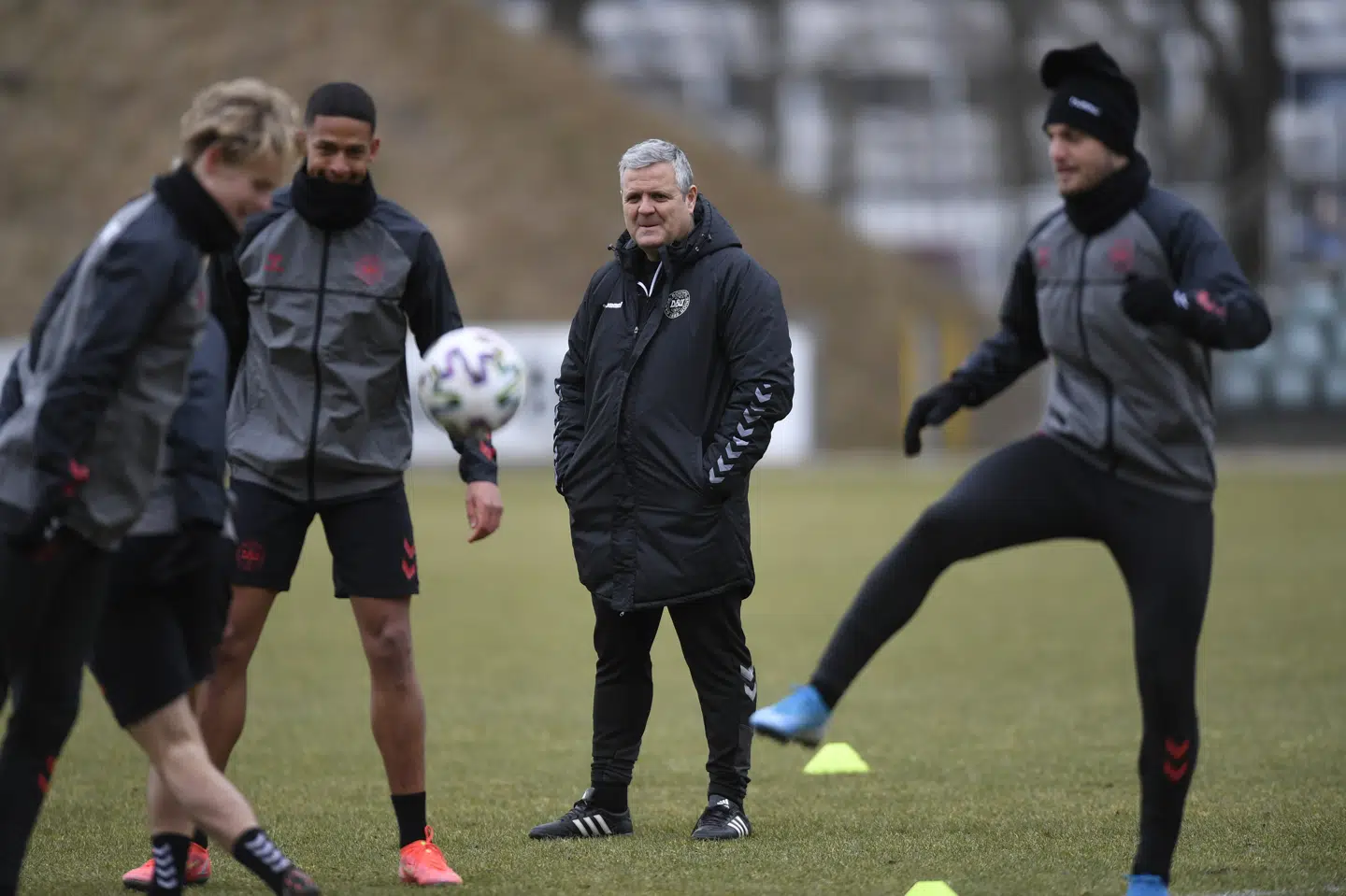 U21-landstræneren Albert Capellas håber, at fraværet af Jonas Wind, Mikkel Damsgaard og Andreas Skov Olsen kan vendes til en fordel for de offensive spillere i forhold til at vise sig frem. Thomas Sjørup/Ritzau Scanpix