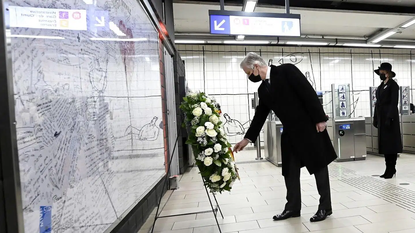 Den belgiske konge, Philippe, lægger blomster til minde om ofrene for angrebet 22. marts 2016 på metrostationen Maelbeek, hvor en bombe gik af.