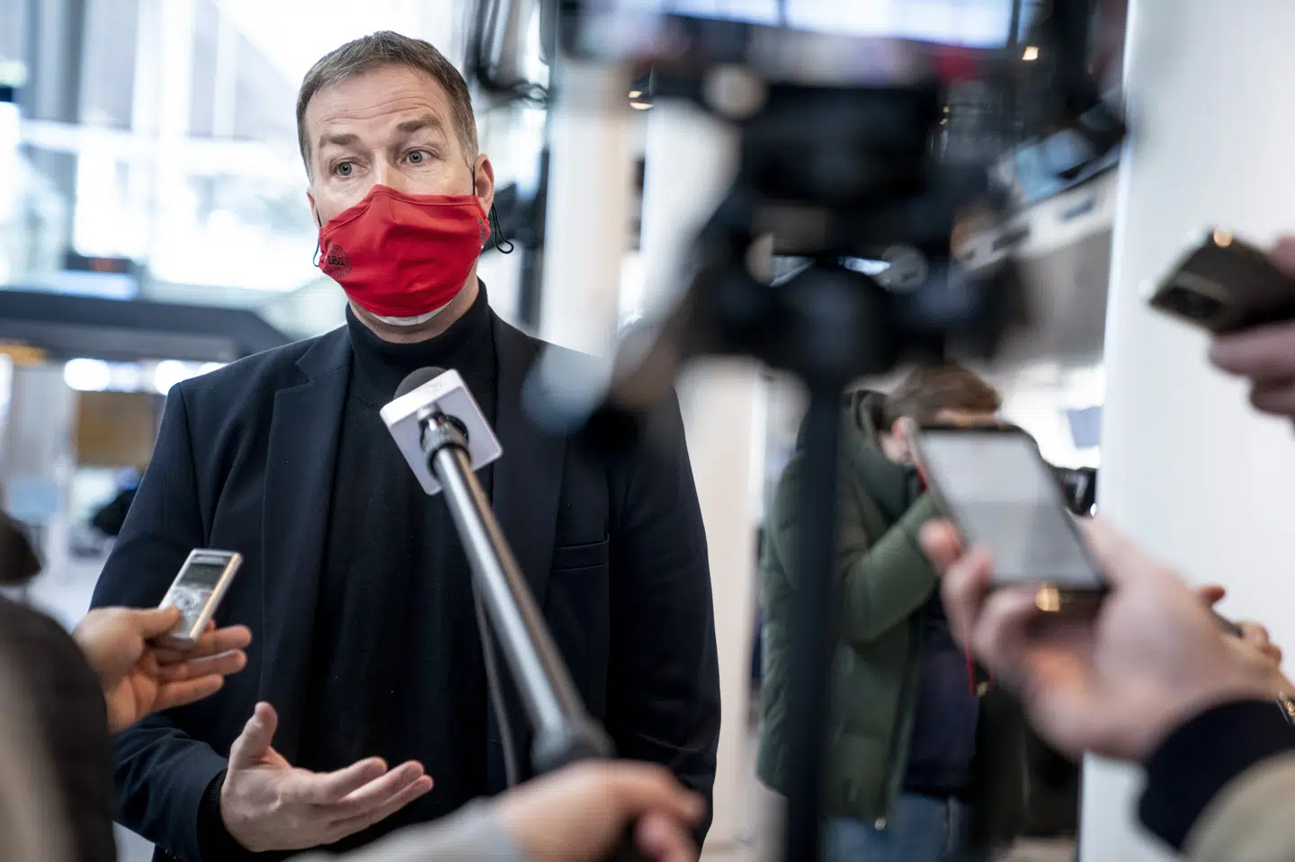 Kasper Hjulmand og resten af fodboldlandsholdet fløj mandag formiddag til Tel-Aviv. Liselotte Sabroe/Ritzau Scanpix