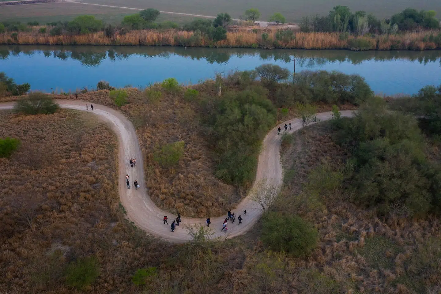 Migranter ses på en ofte benyttet sti på vej mod USA efter at have krydset Rio Grande-floden.