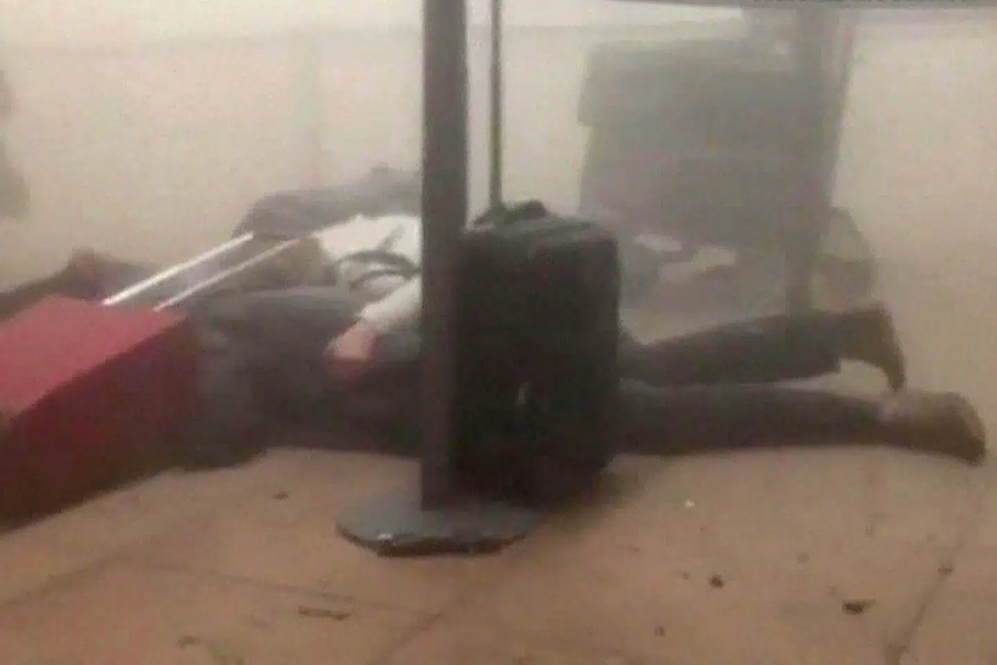 To voldsomme bomber rystede lufthavnen Zaventem ved Bruxelles 22. marts 2016. To selvmordsbombere detonerede deres ladning ved checkinkøer i lufthavnen, mens en tredje selvmordbomber fik kolde fødder og flygtede tilbage til byen. En time senere blev en metrostation i byen også angrebet. I alt 32 blev dræbt, flere end blev 300 såret. Stringer/Ritzau Scanpix