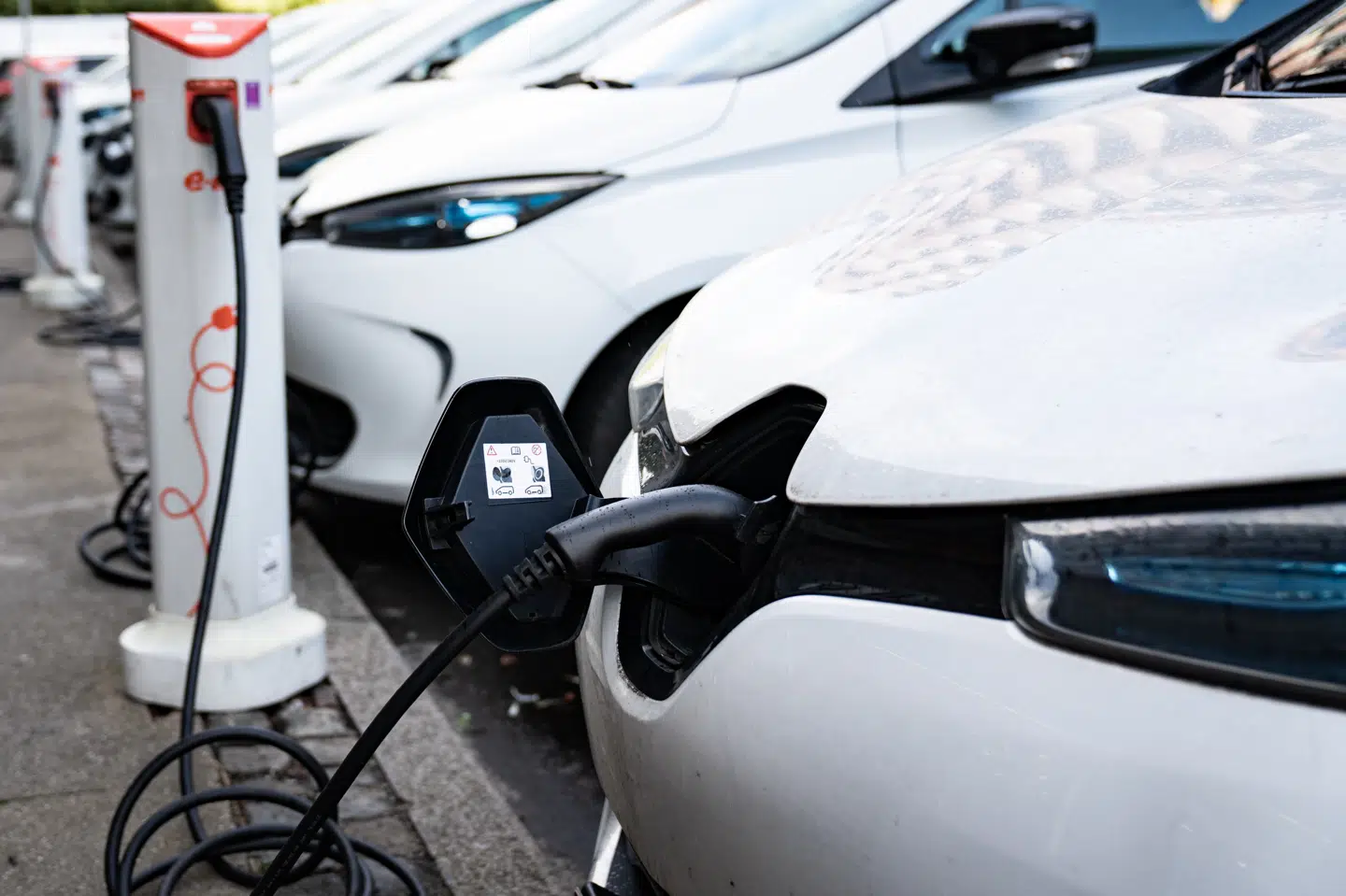 I december blev regeringen og De Radikale, SF og Enhedslisten enige om at sigte efter en million grønne biler på de danske veje i 2030. Som en del af aftalen blev partierne enige om at sikre finansiering til at få 775.000 biler på vejene. (Arkivfoto) Emil Helms/Ritzau Scanpix