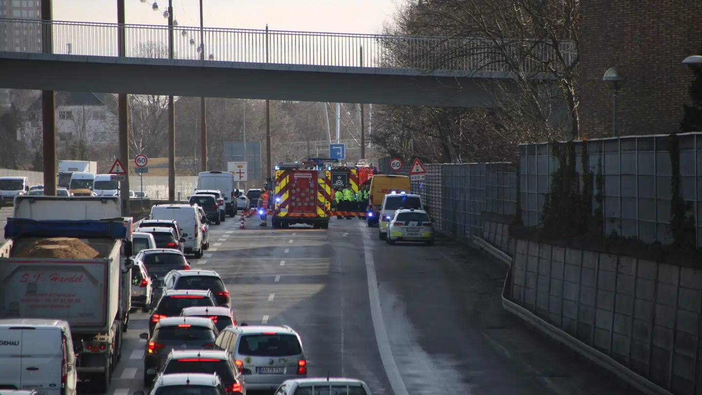 Politi er ved 9-tiden begyndte at lede trafikken forbi uheldsstedet i ét spor.