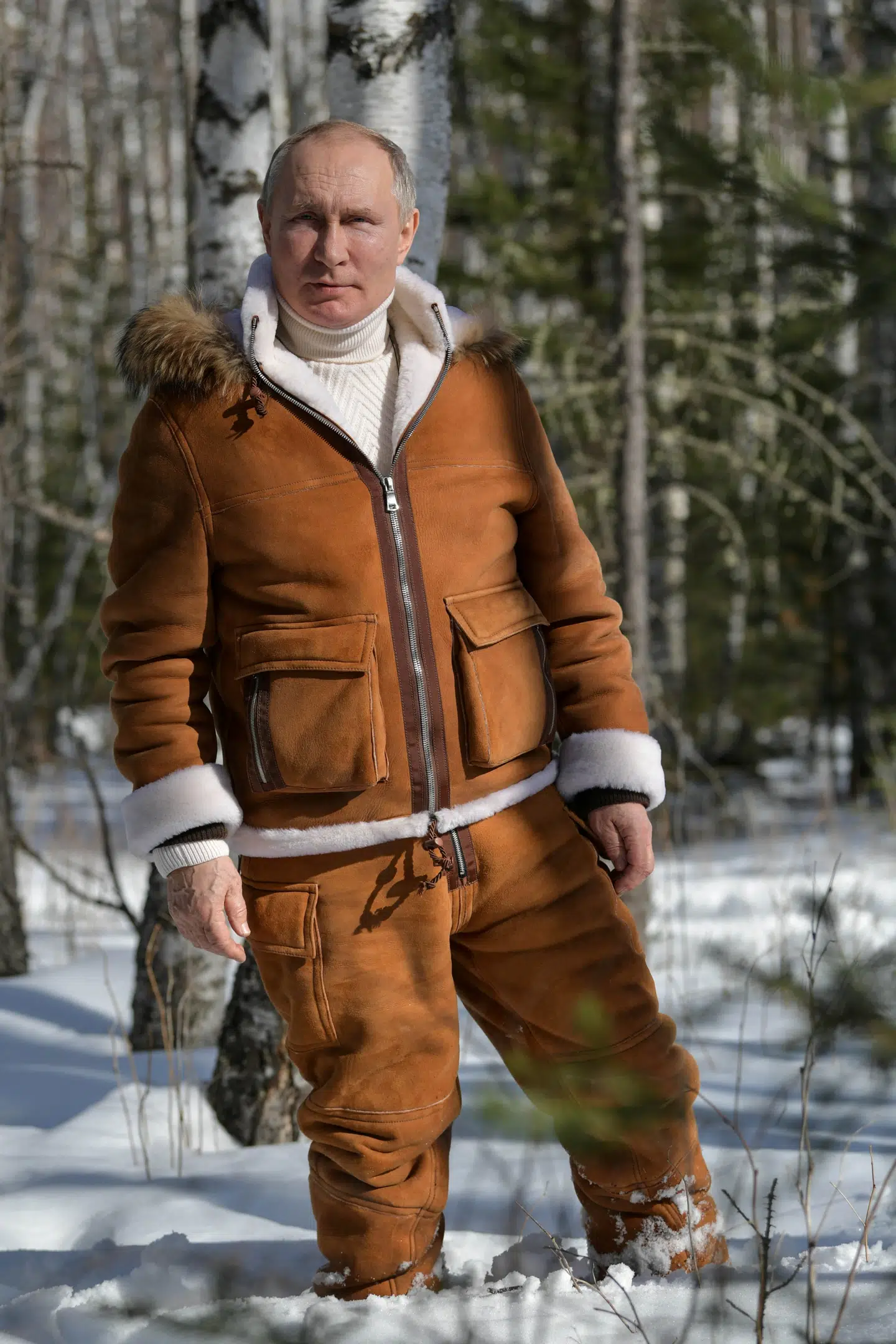 Her ses Vladimir Putin ude i sneen.