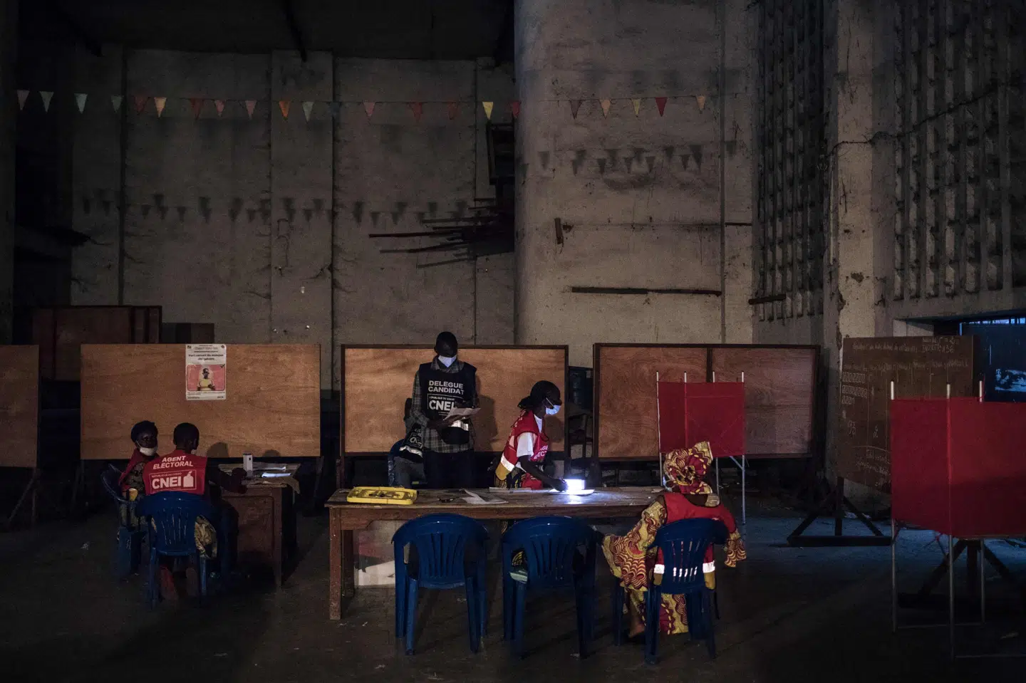 Embedsmænd fra Congos valgkommission tæller stemmer op på rådhuset i distriktet Poto-Poto i hovedstaden Brazzaville søndag. Alexis Huguet/Ritzau Scanpix