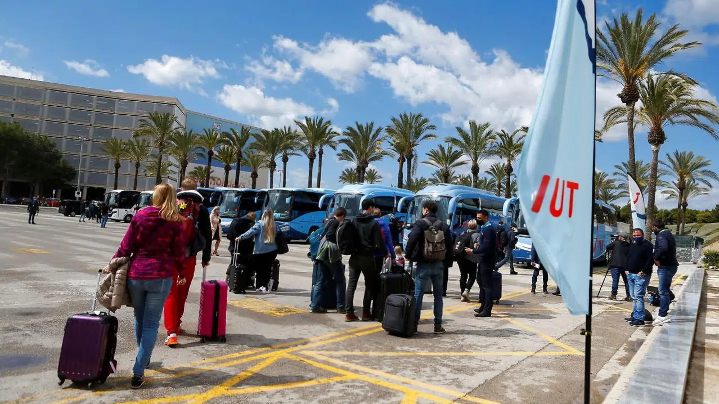 Spaniens grænser er ikke lukket for udenlændinge. Her ses tyske turister på Mallorca.