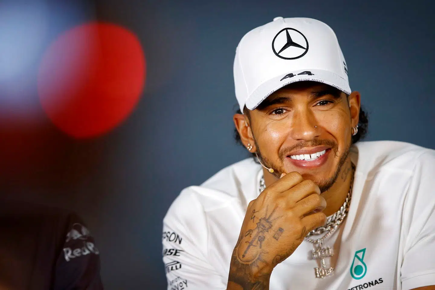 Mercedes-chef afviser, at Lewis Hamilton bliver prioriteret højere end Valtteri Bottas.