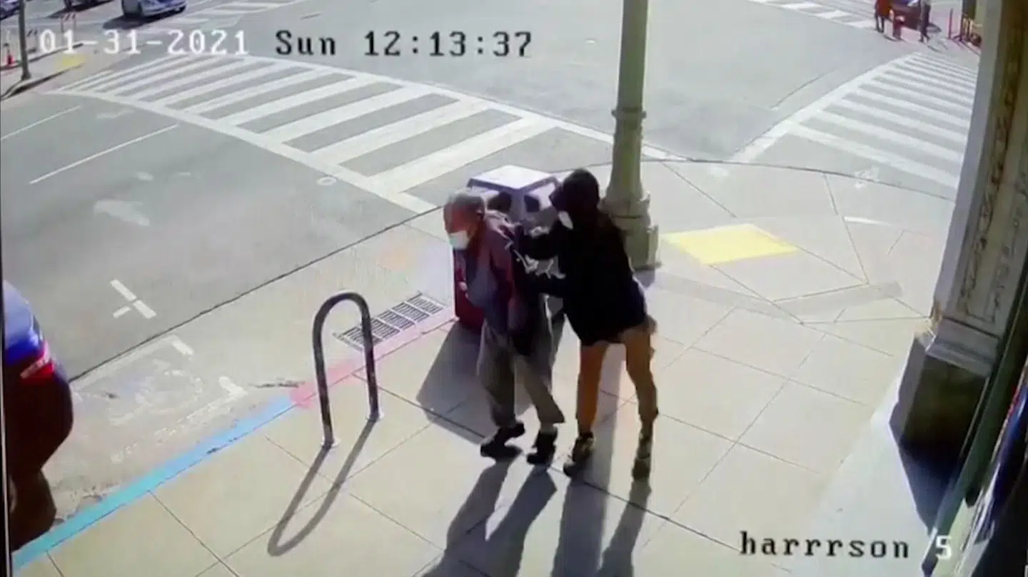 Øjeblikket, hvor en ældre asiatisk mand i New York-bydelen Chinatown overfaldes af en hætteklædt person ved højlys dag.
