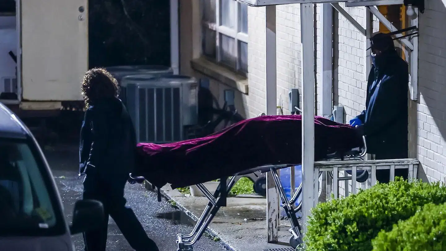 Et af ofrene for skudmassakren i Atlanta fragtes væk fra stedet.