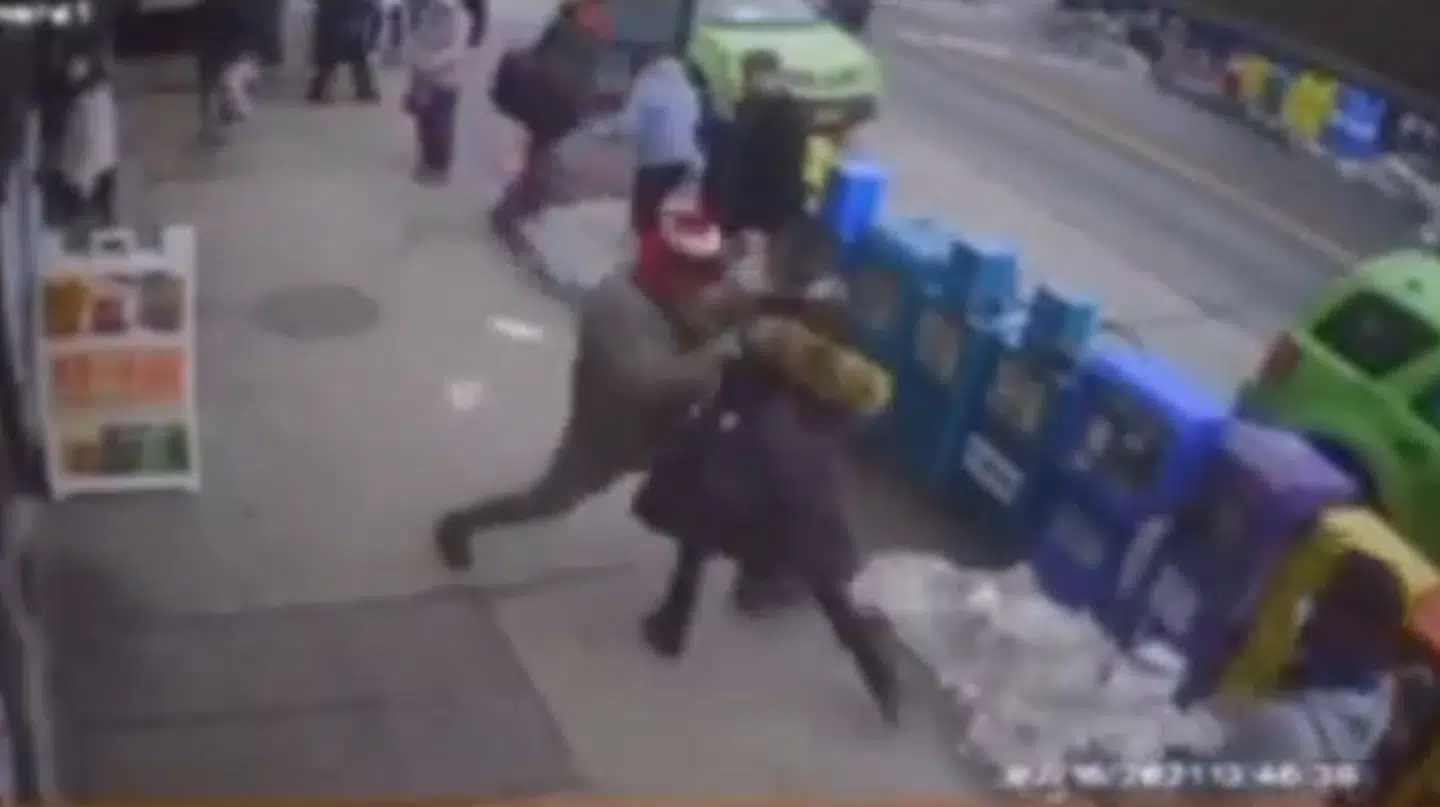 Overfald på en asiatisk kvinde fanget på videoovervågning.