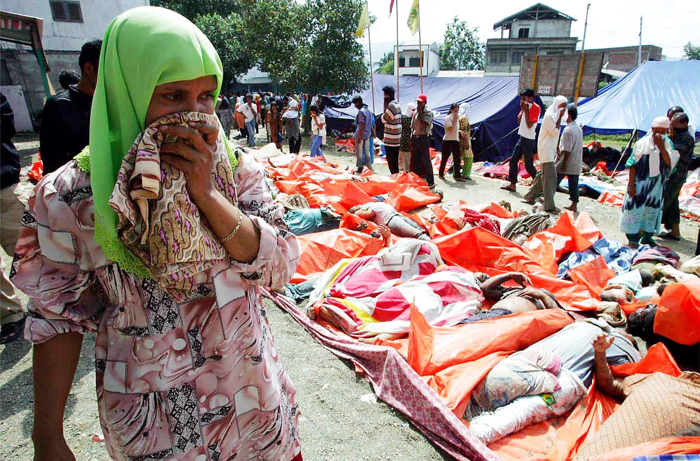 Indonesien var det land i Asien, der i 2004 blev hårdest ramt af tsunamikatastrofen efter jordskælvet i Det Indiske Ocean. Allerede dagen efter lå der tusindvis af døde i de hårdt ramte kystområder.