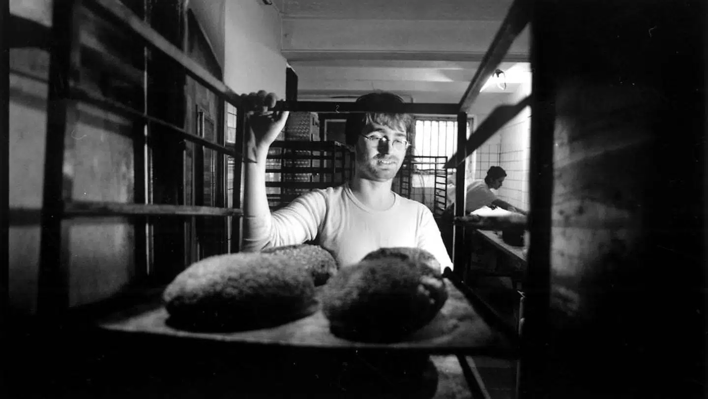 Johannes Hessellund har været i bagerbranchen i mange år. Her er han i en af sine Det Rene Brød-butikker tilbage i 1996.