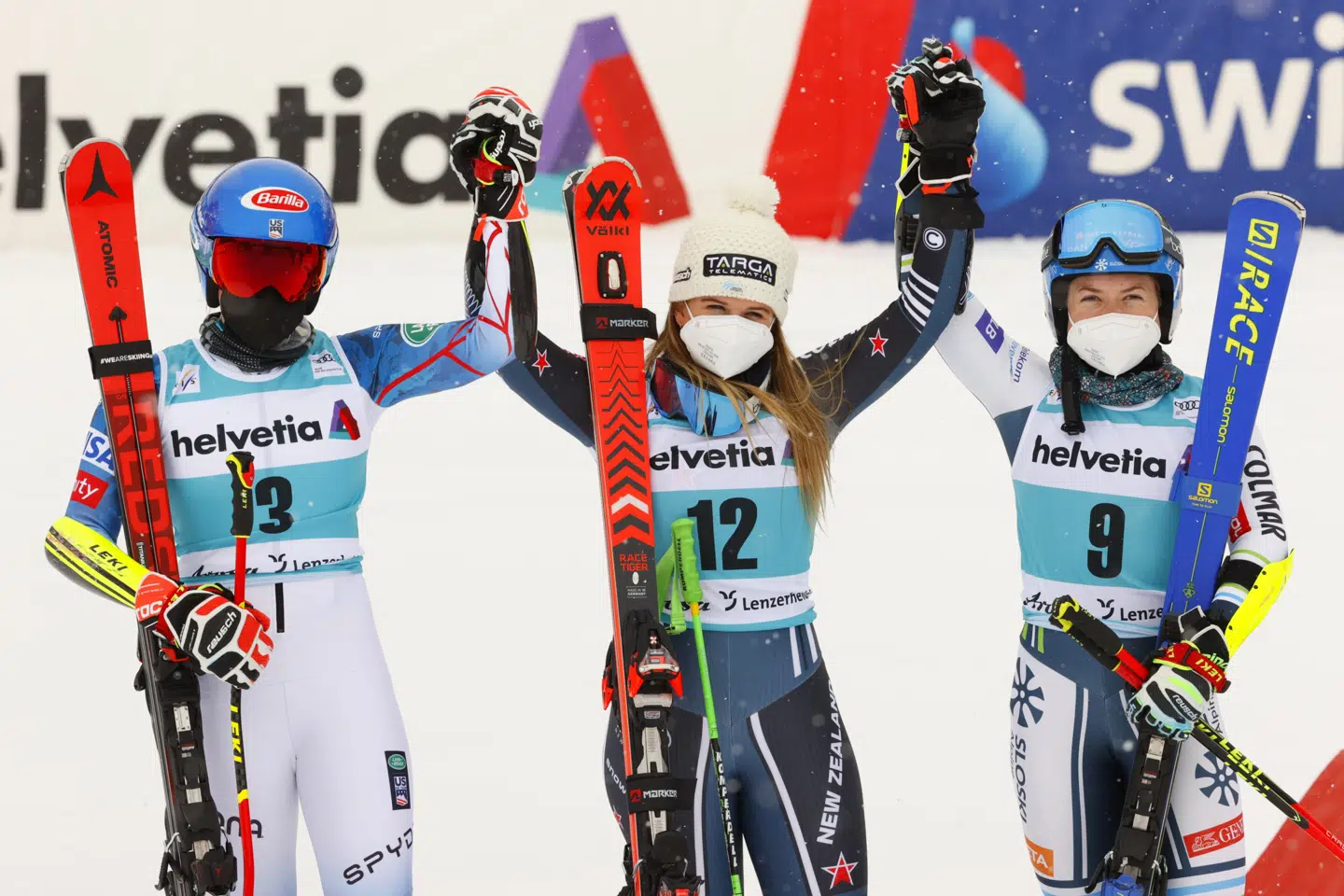 Alice Robinson (i midten) lykønskes af sine nærmeste konkurrenter efter søndagens sejr i Schweiz. Denis Balibouse/Reuters