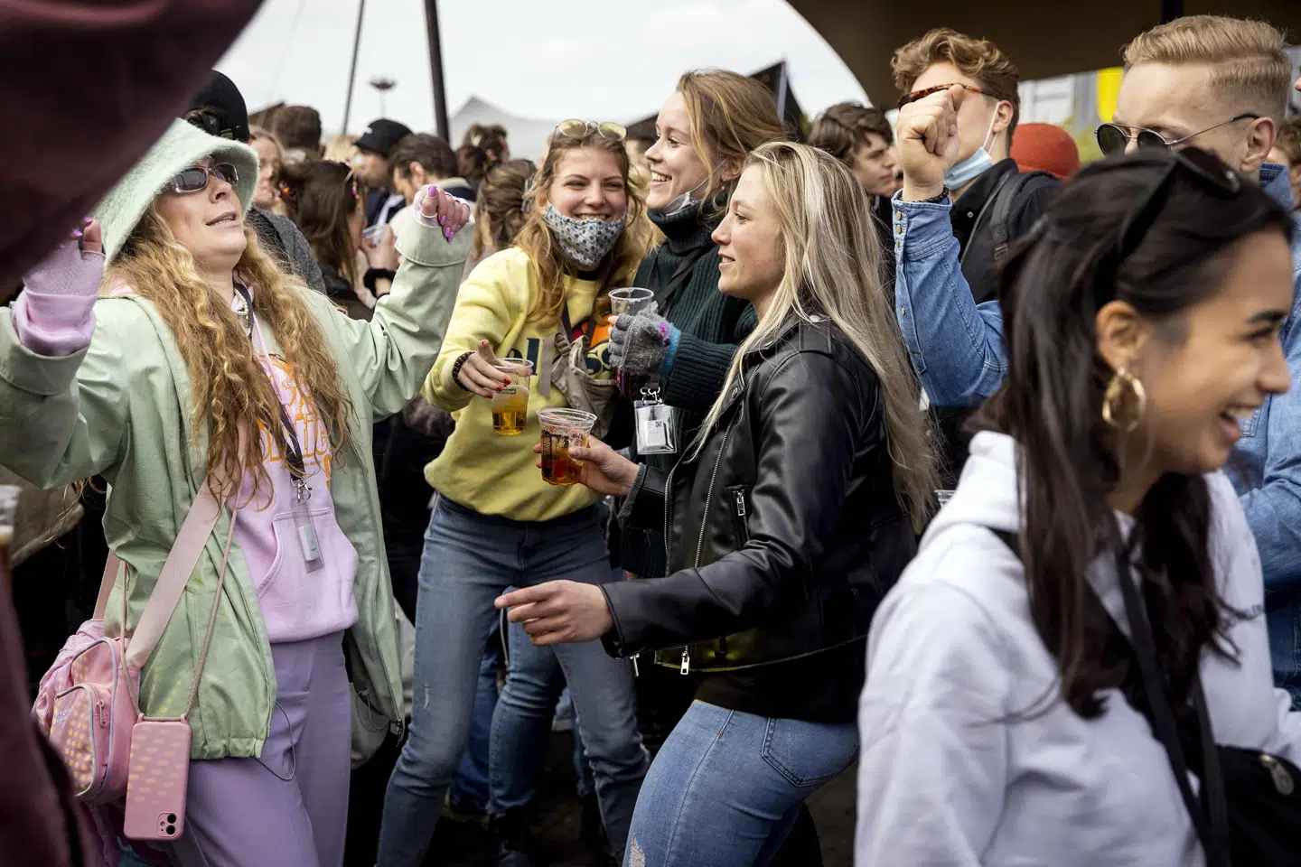 Holland tester i weekenden om festivaler kan afholdes, selv om coronapandemien endnu hærger i mange lande. Billedet her er fra weekendens testforsøg i Biddinghuizen. Koen Van Weel/Ritzau Scanpix