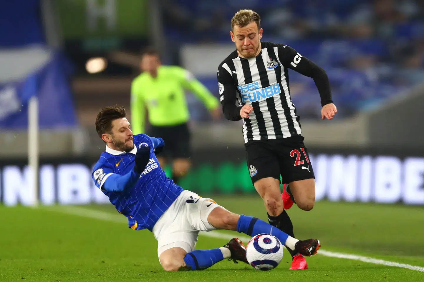 Newcastles Ryan Fraser forsøger her at runde sin oppasser i lørdagens Premier League-udekamp mod Brighton. Clive Rose/Ritzau Scanpix