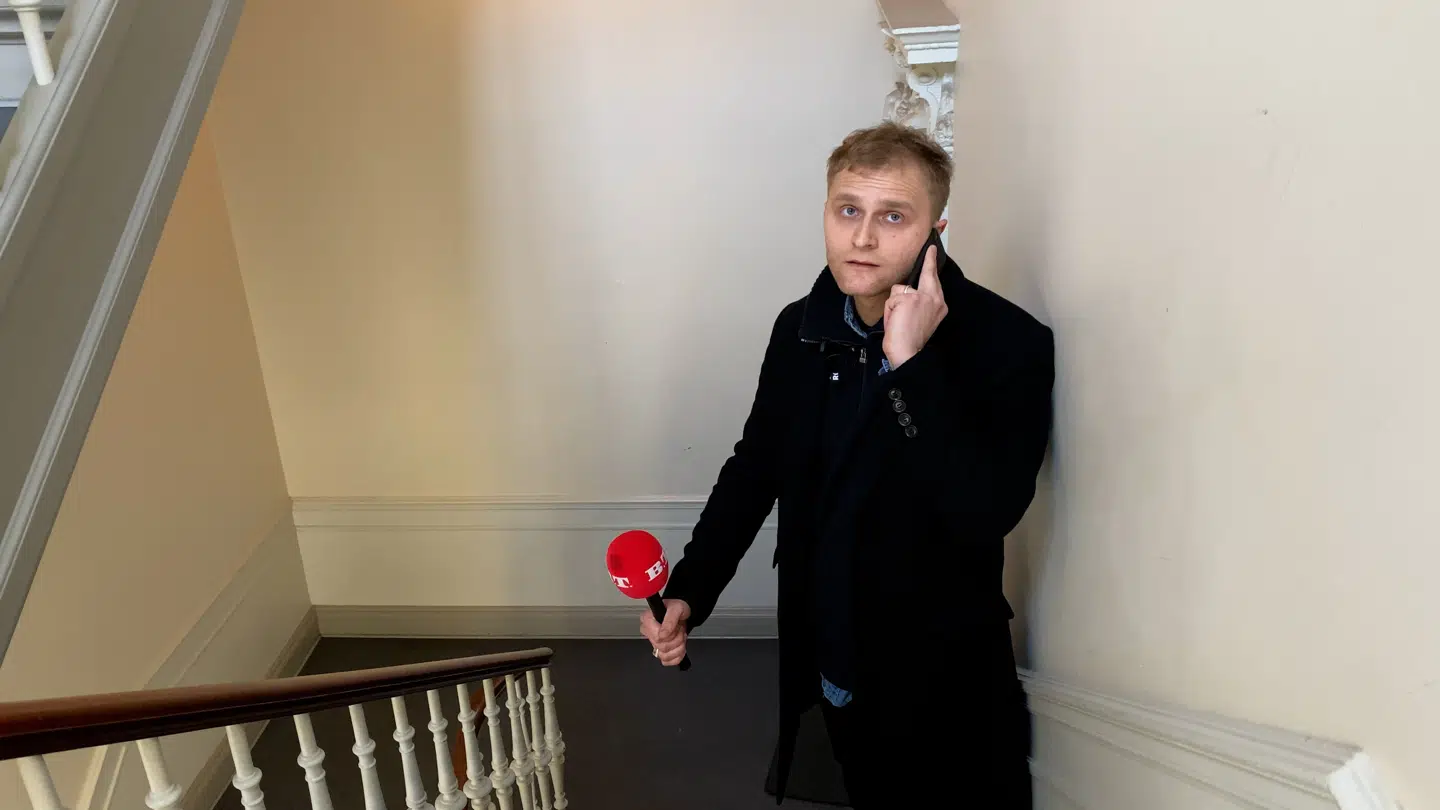 Under fremvisningen har B.T.s lokkedue sin mobil tændt, så de to andre journalister ude i trappeopgangen kan følge med i samtalen.