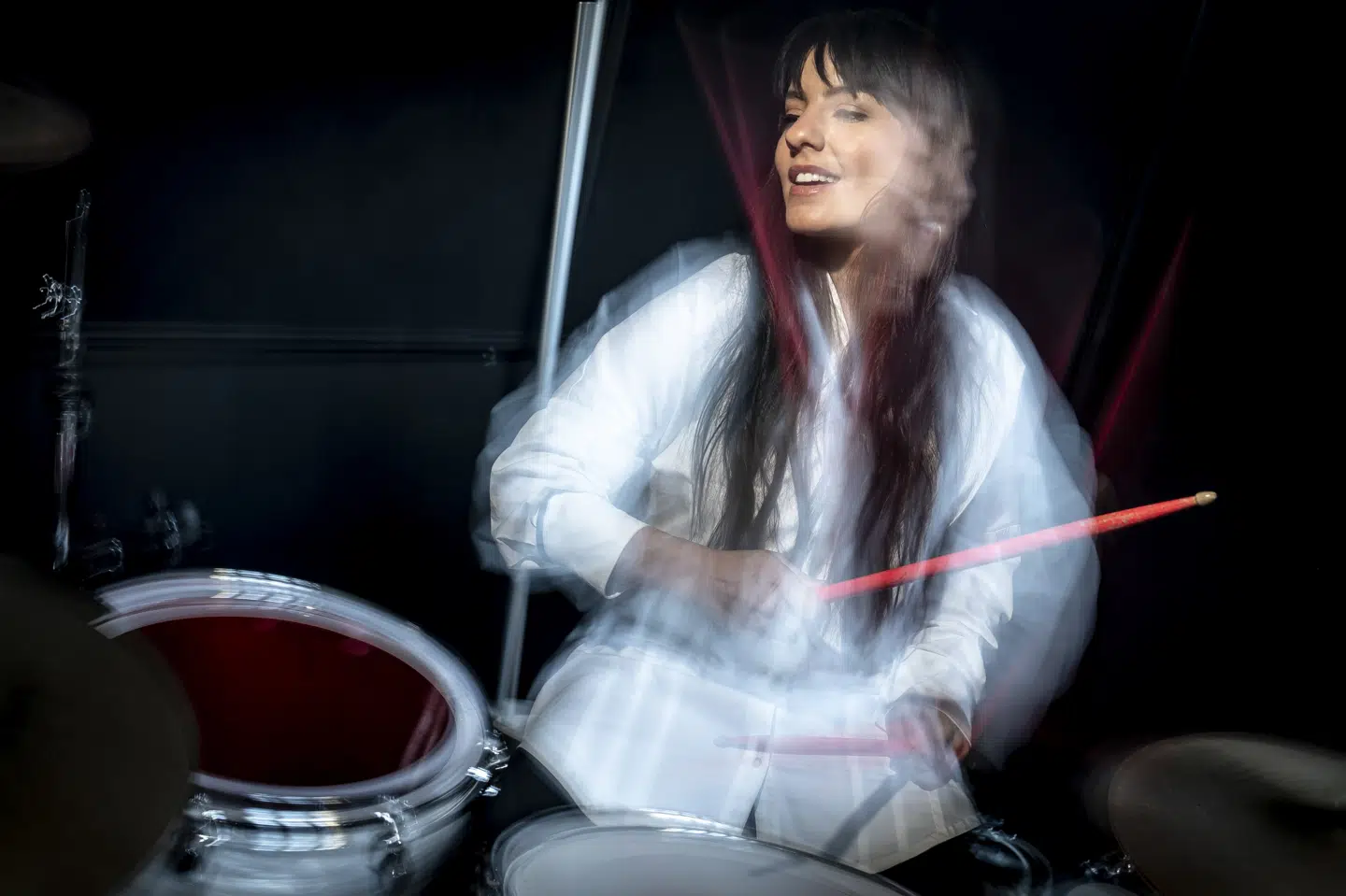 - Jeg valgte trommerne, fordi jeg gerne ville konkurrere med drengene og vise, at det kunne jeg sgu godt, siger den bogaktuelle trommeslager. Mads Claus Rasmussen/Ritzau Scanpix