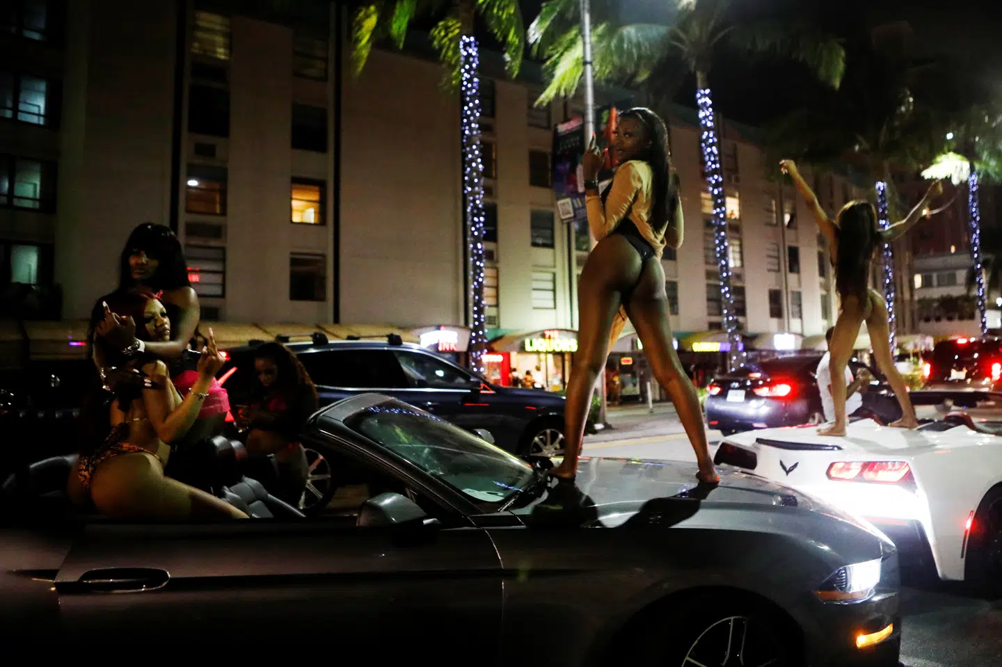 Letpåklædte kvinder fester i Miami under spring break. Marco Bello/Reuters
