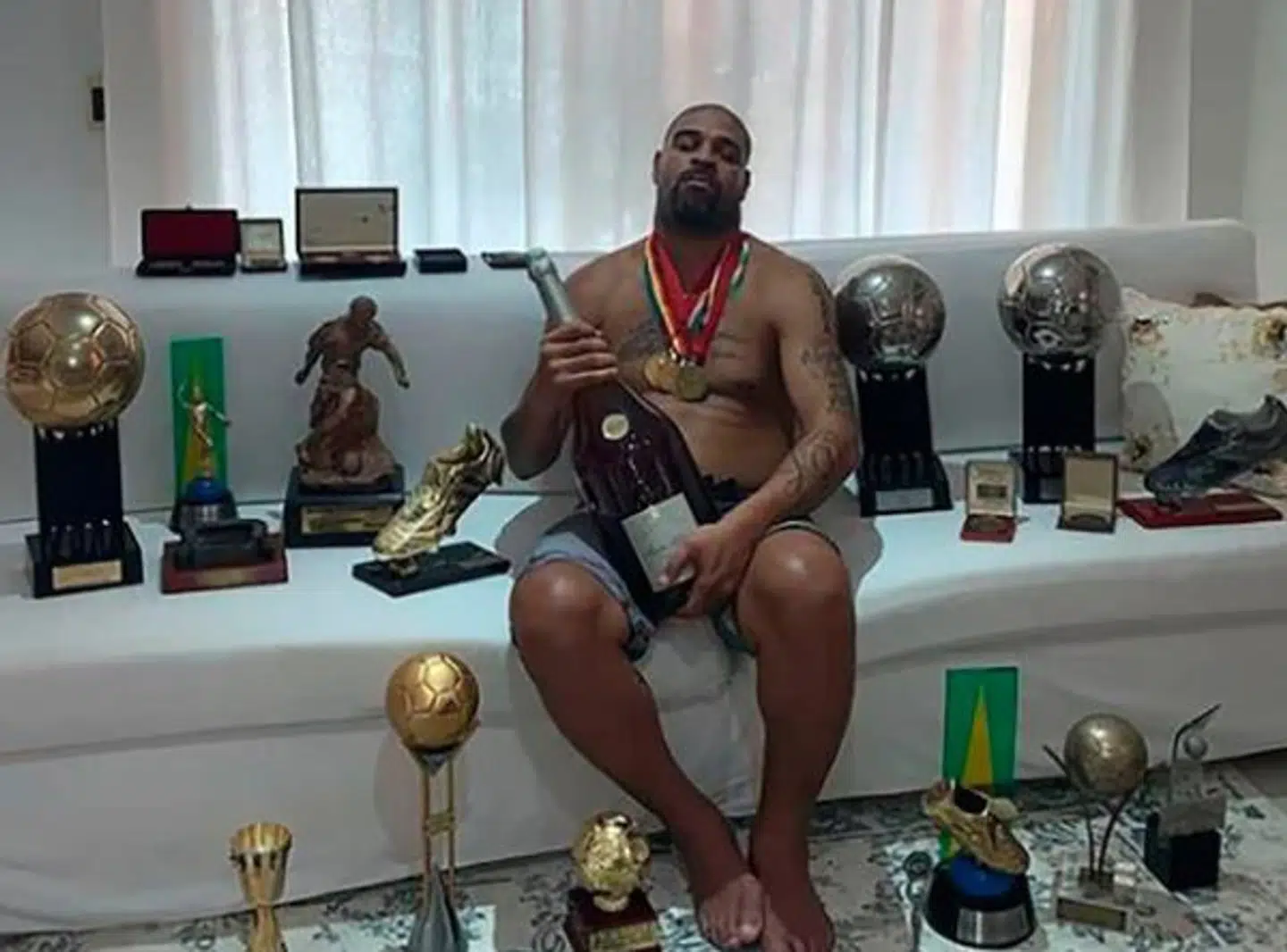 Adriano på sit hotelværelse.