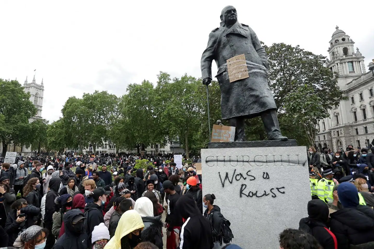 Statuen af Winston Churchill på Parliament Square i London blev i juni 2020 overmalet med ordene »was a racist«.