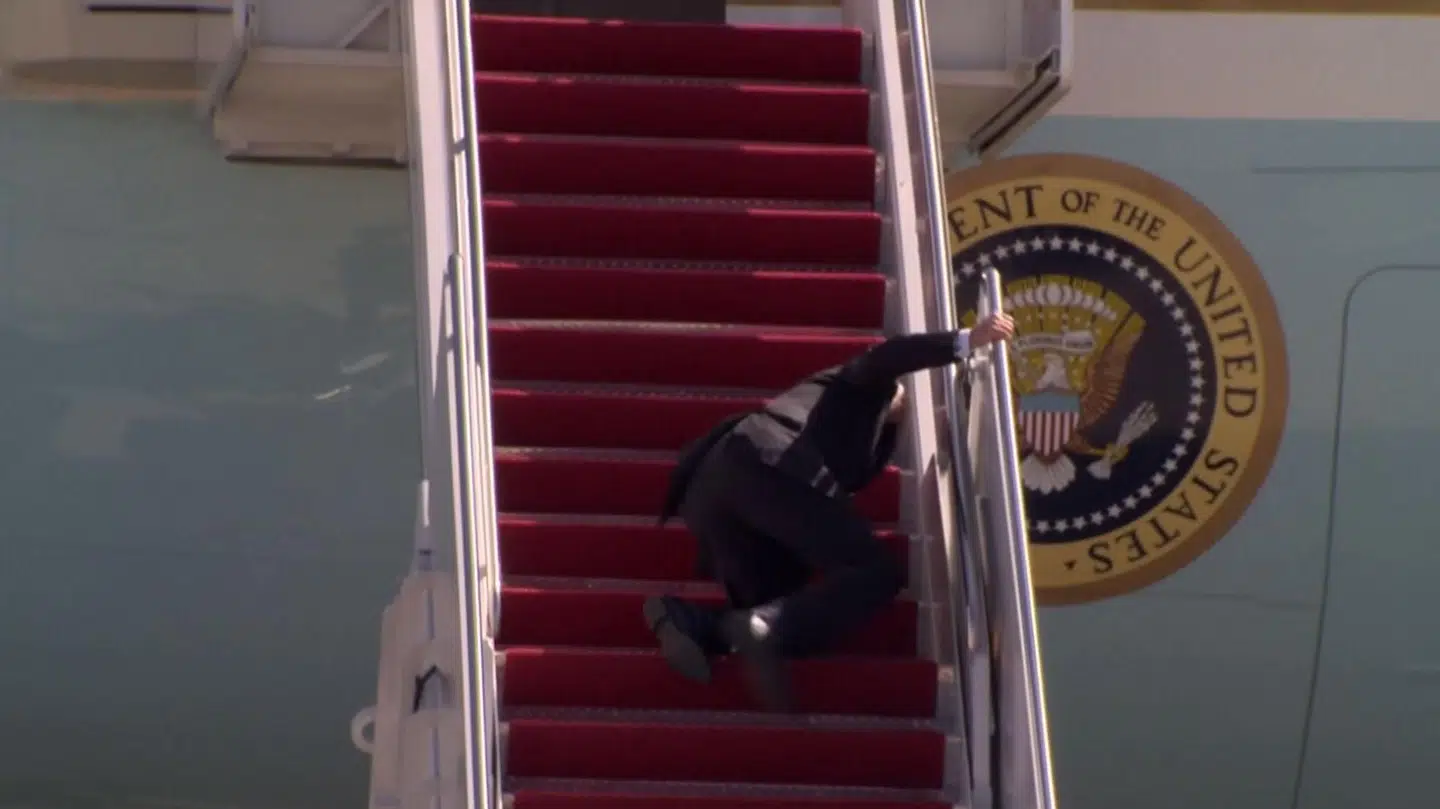 Øjeblikket, hvor Joe Biden falder på trappen op til Air Force One.