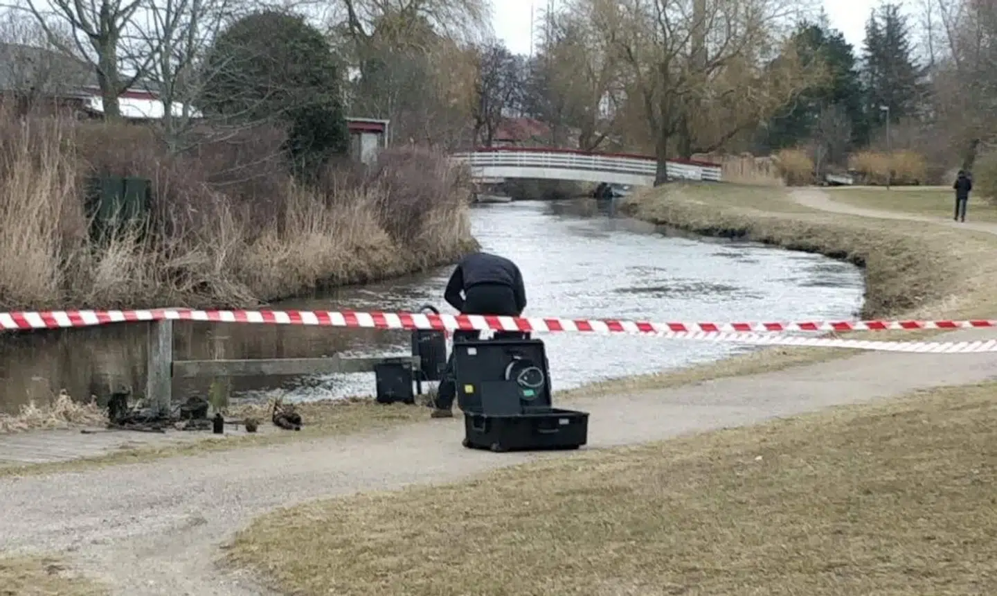 Ammunitionsryddere fra Skive Kaserne undersøger kanonkuglen.
