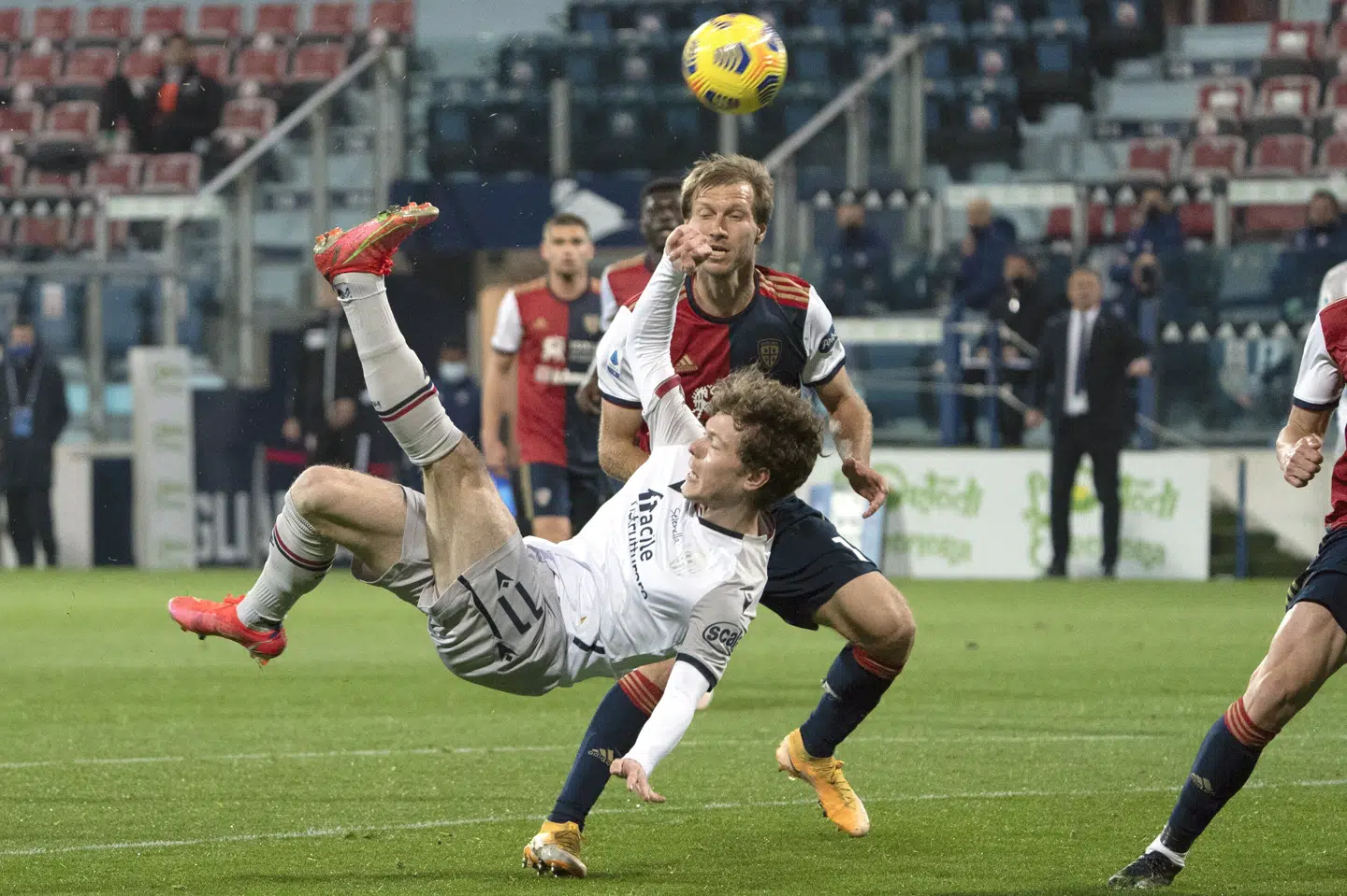 Andreas Skov Olsen hænger her i luften i en kamp tidligere på måneden. Lørdag scorede Bologna-danskeren sit første sæsonmål i Serie A, da han blev matchvinder i en 3-2-sejr over Crotone. (Arkivfoto). Alessandro Tocco/Ritzau Scanpix