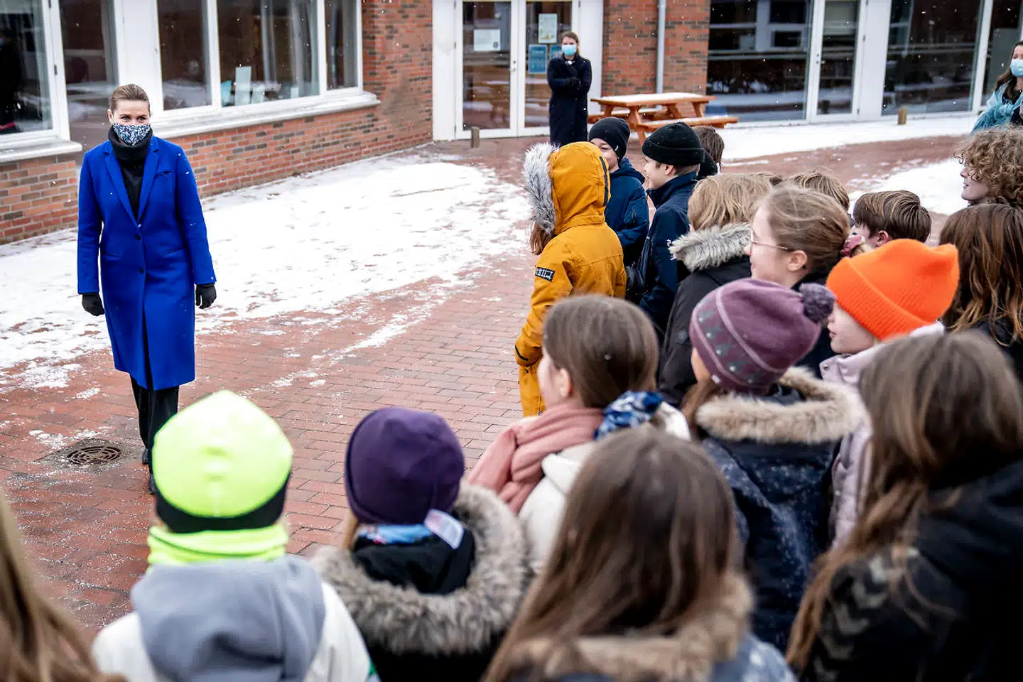 Statsminister Mette Frederiksen (S) byder elever fra Allerslev Skole i Lejre velkommen tilbage i skole 8. februar. Et nyt notat viser nu, at det særligt er børn mellem 6-9 år, der er blevet smittet den seneste tid.