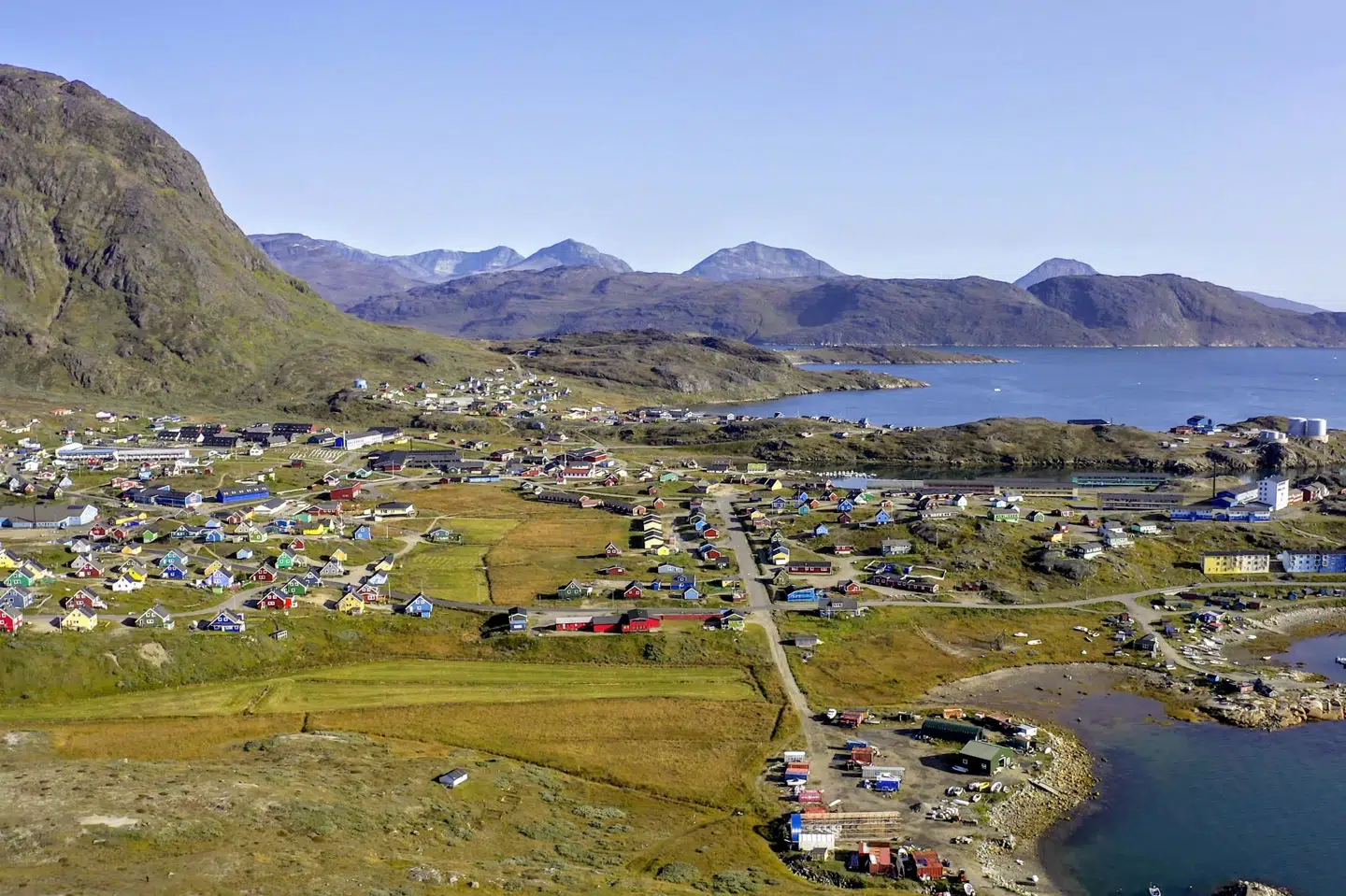 Det var fra den sydgrønlandske by Narsaq, at tre personer sejlede ud i en jolle. De er alle omkommet. (Arkivfoto) Greenland Minerals Ltd/Reuters