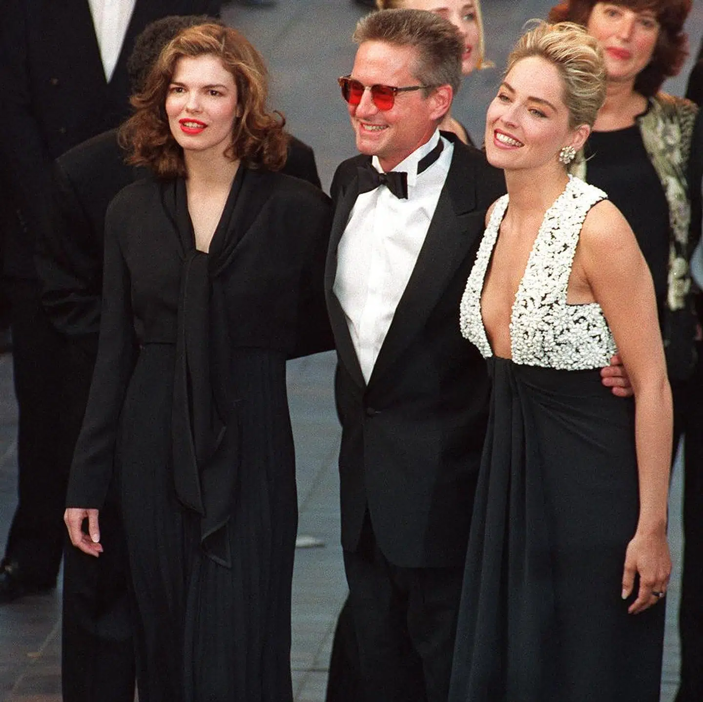 Jeanne tripplehorn, Michael Douglas og Sharon Stone repræsenterer her 'Basic Instinct' til Cannes-festival i 1992.