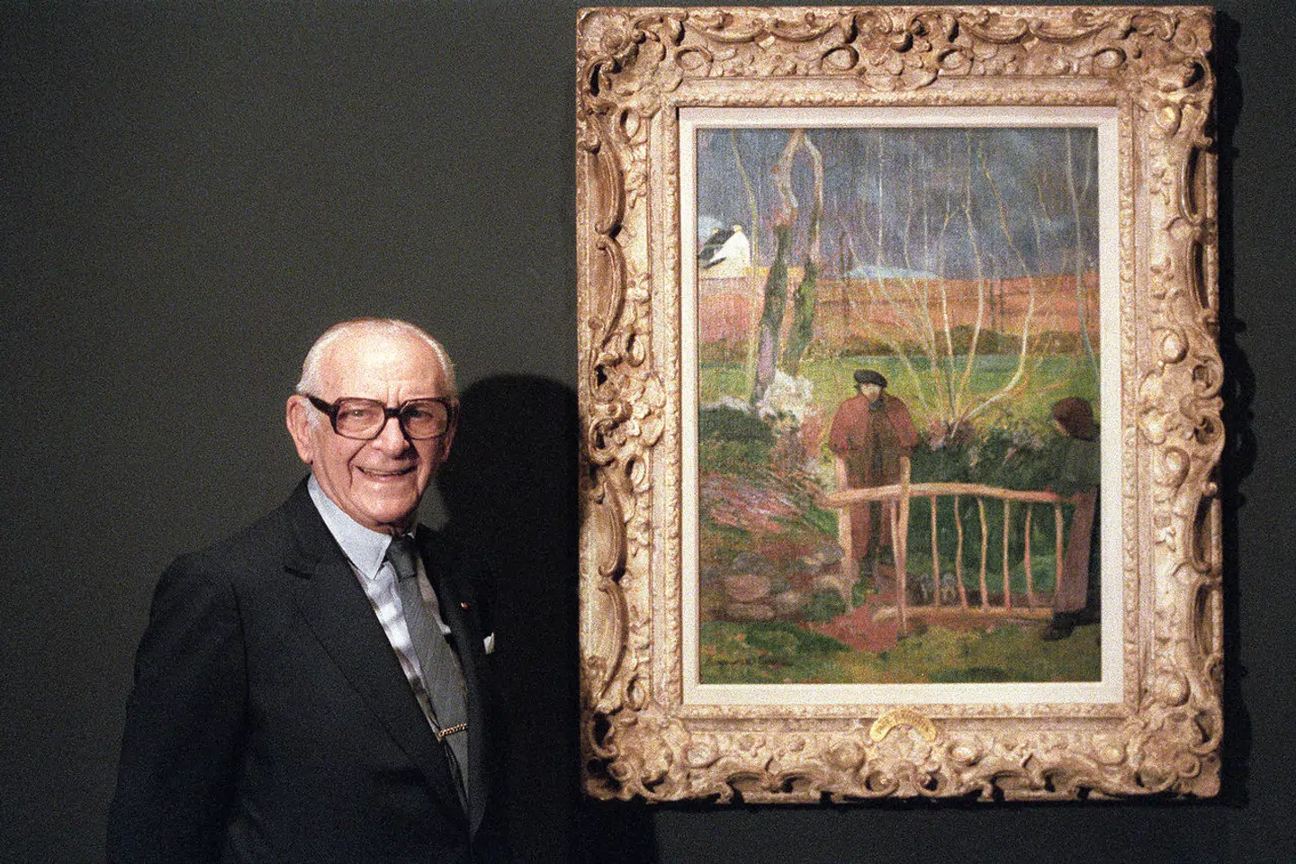 Oldefar Dr. Armand Hammer var ikke mindst kendt for sin enorme kunstsamling. Her ses han med et styk Gauguin.