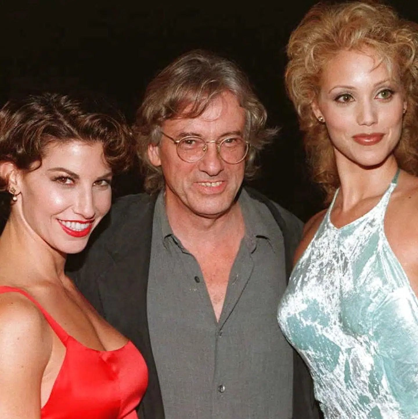 Instruktør Paul Verhoeven sammen med Gina Gershon og Elizabeth Berkley fotograferet i forbindelse med premieren på 'Showgirls' fra 1995.