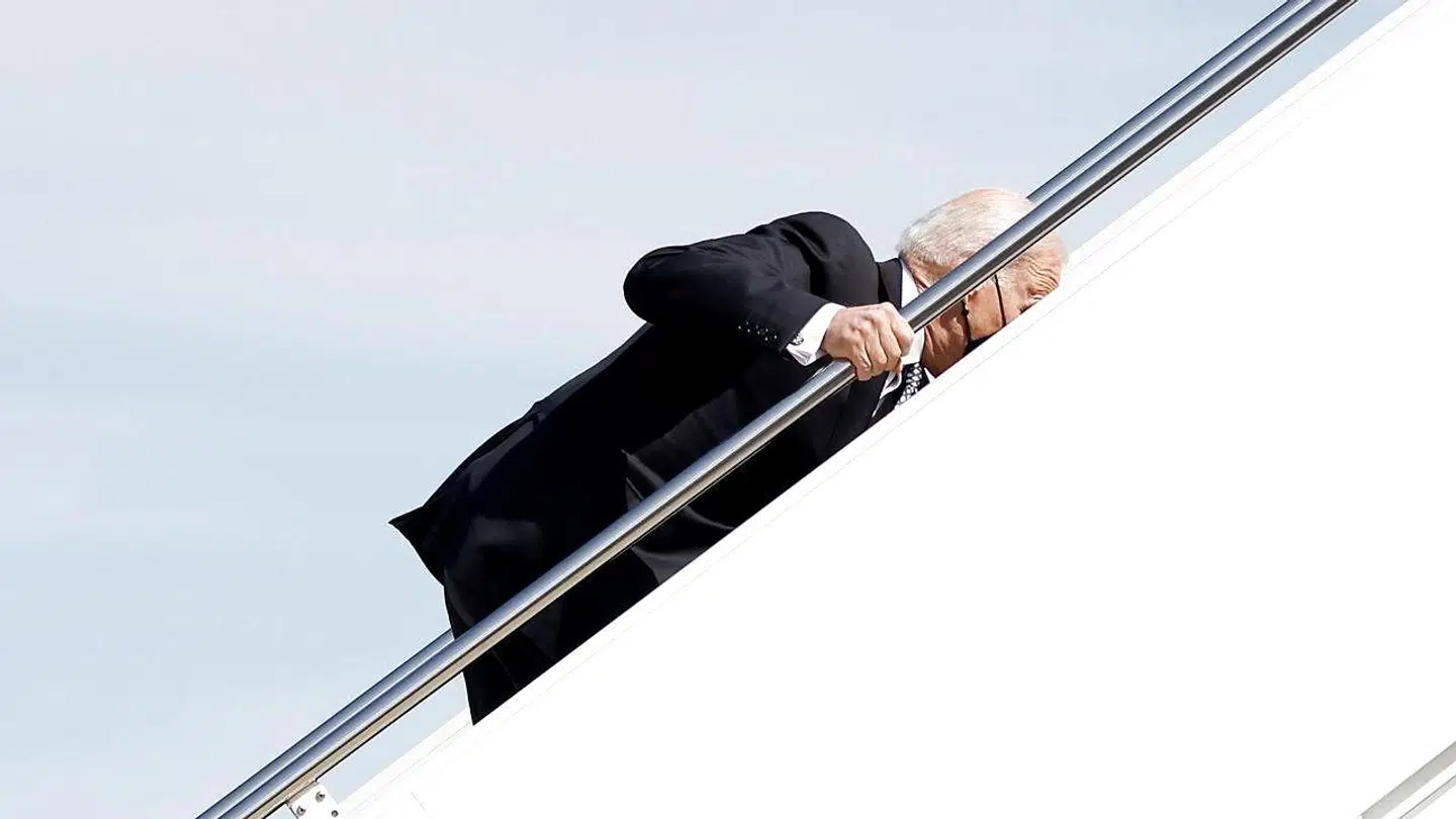 Joe Biden på vej op ad trappen til Air Force One, hvor præsidenten snublede.