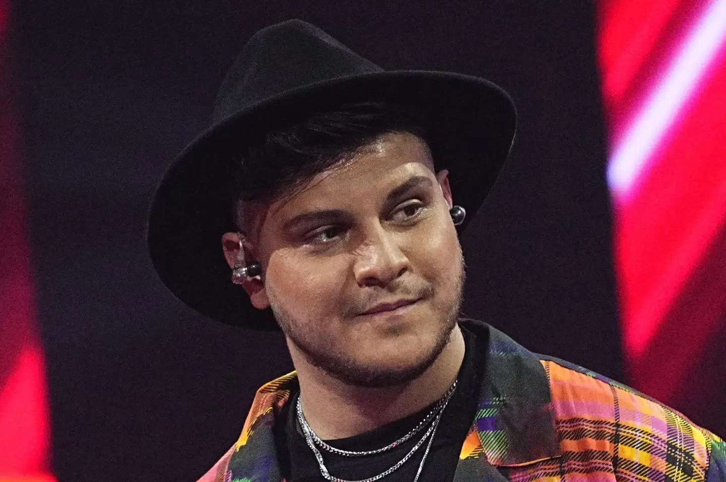 - Det vigtigste for mig var at nyde hvert eneste sekund, og det gjorde jeg, lyder reaktionen fra Vilson Ferati. Hans fortolkning af Aviiciis hit Wake Me Up imponerede ikke seerne, som sendte ham i farezonen. Han formåede heller ikke at imponere dommer Thomas Blachman, som sendte ham ud af konkurrencen efter omsang mod Oh Lands unge artist Solveig. Martin Sylvest/Ritzau Scanpix