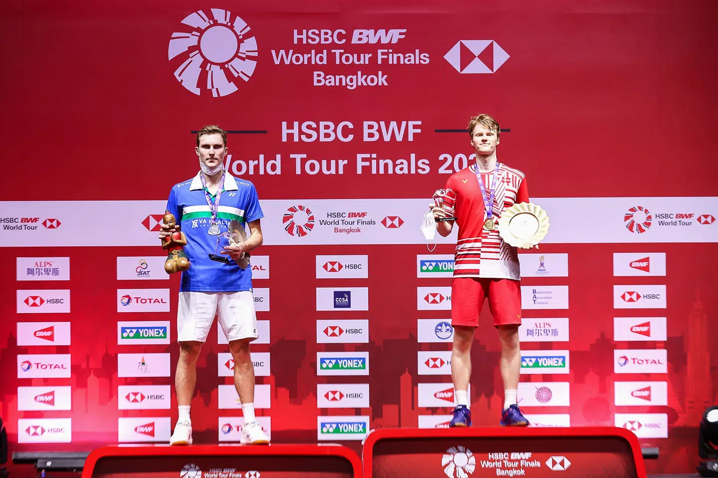 Sidst Viktor Axelsen og Anders Antonsen bragede sammen, endte det med en overraskende sejr til Antonsen (til højre) ved sæsonfinalen i Thailand. Handout/Ritzau Scanpix
