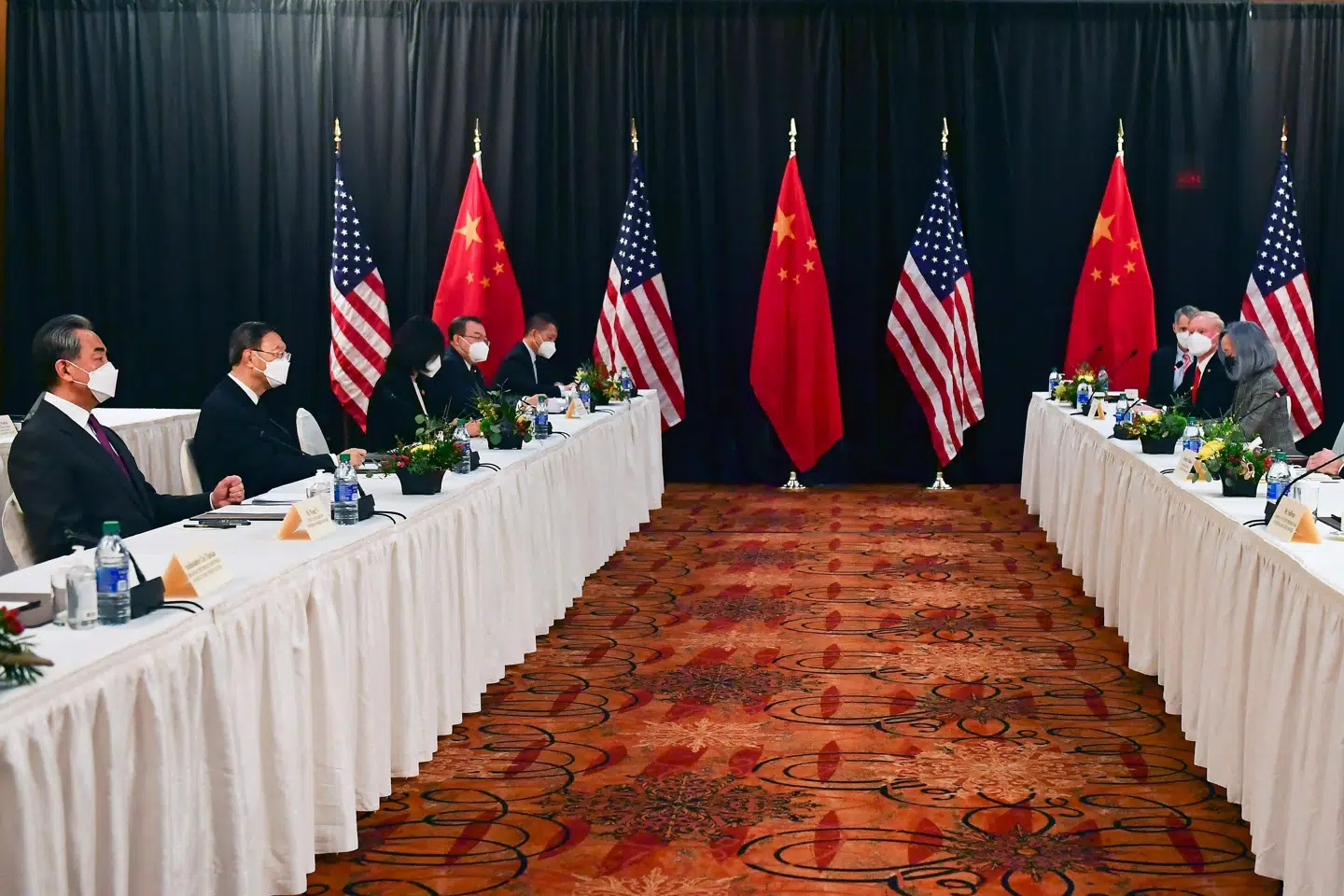 I byen Anchorage i delstaten Alaska har USA's nationale sikkerhedsrådgiver, Jake Sullivan, og landets udenrigsminister, Antony Blinken, mødtes med Kinas udenrigsminister, Wang Yi, og en kinesisk delegation. Frederic J. Brown/Ritzau Scanpix