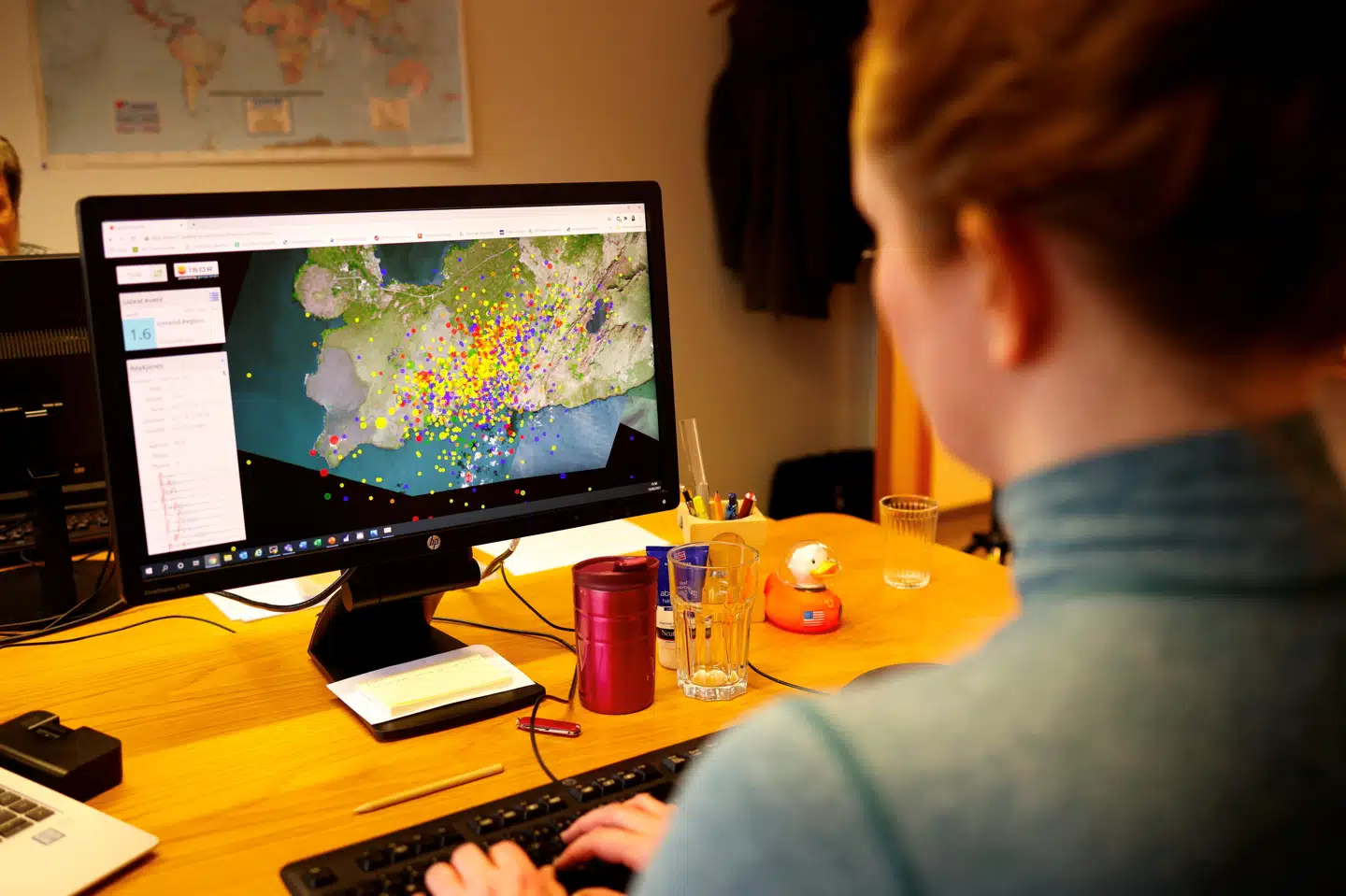 Området, hvor et vulkanudbrud er i gang, har været under øget overvågning, efter at et jordskælv med en beregnet størrelse på 5,7 ramte i udkanten af Reykjavik 24. februar. Her ses en overvågningsskærm tidligere på ugen. Stringer/Reuters