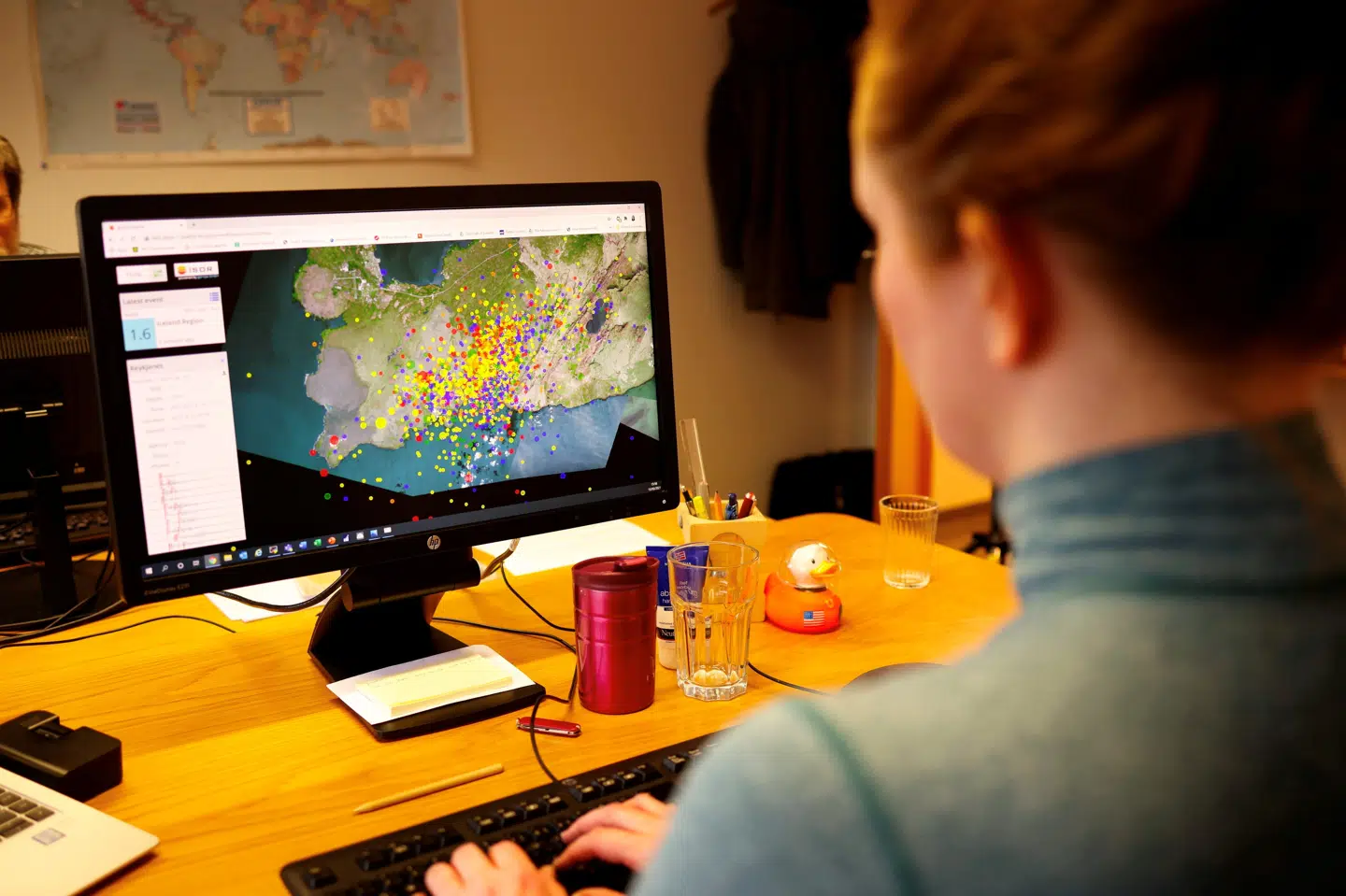 Området, hvor et vulkanudbrud er i gang, har været under øget overvågning, efter at et jordskælv med en beregnet størrelse på 5,7 ramte i udkanten af Reykjavik 24. februar. Her ses en overvågningsskærm tidligere på ugen. Stringer/Reuters