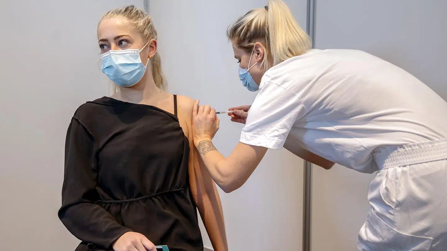 Frontpersonale er nogle af dem, der først har fået et vaccinestik i Danmark. Her er det en sygeplejerske-studerende.